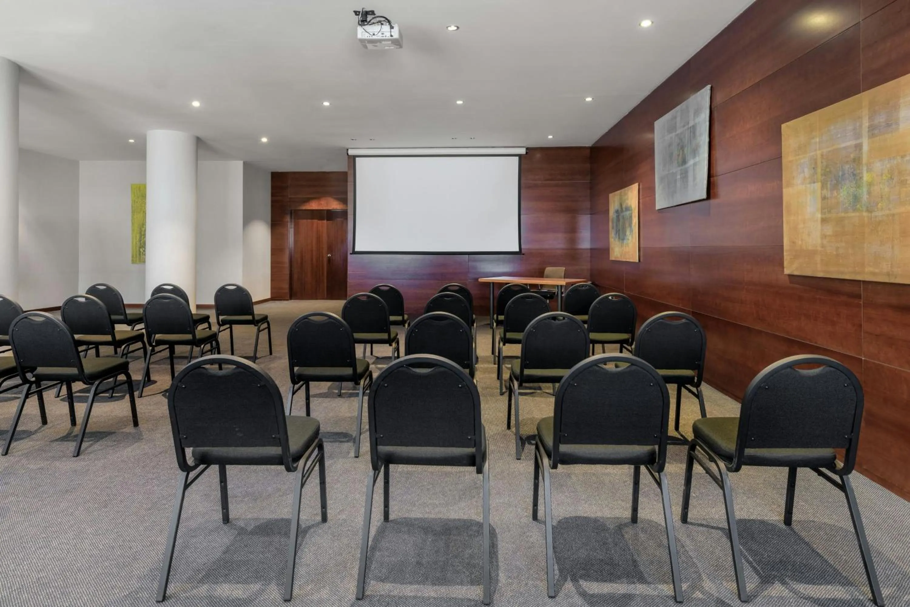 Meeting/conference room in AC Hotel Alcalá de Henares by Marriott