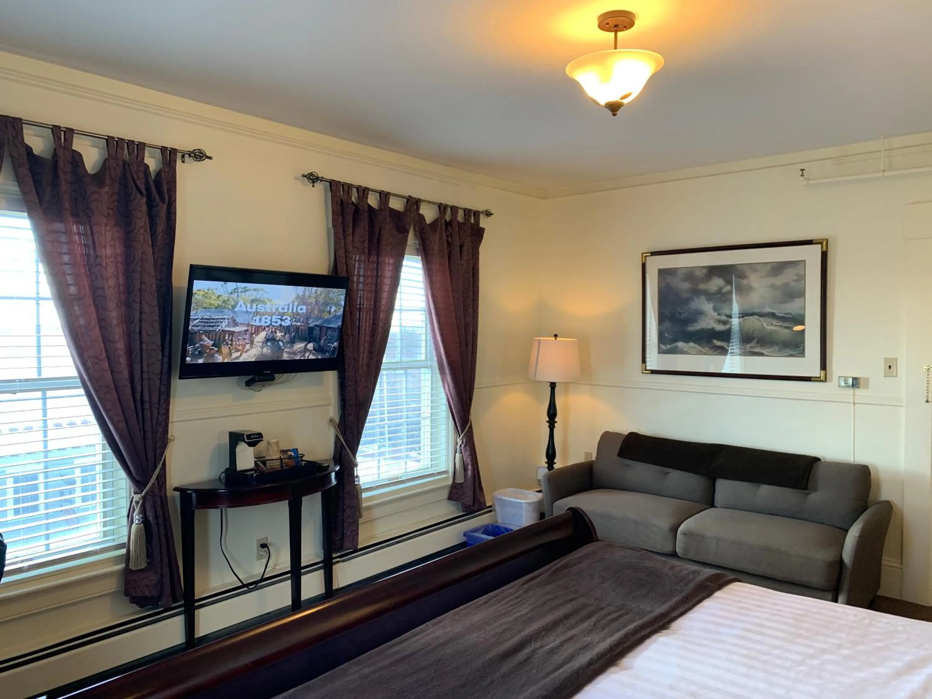 Seating area, Bed in Kennedy House