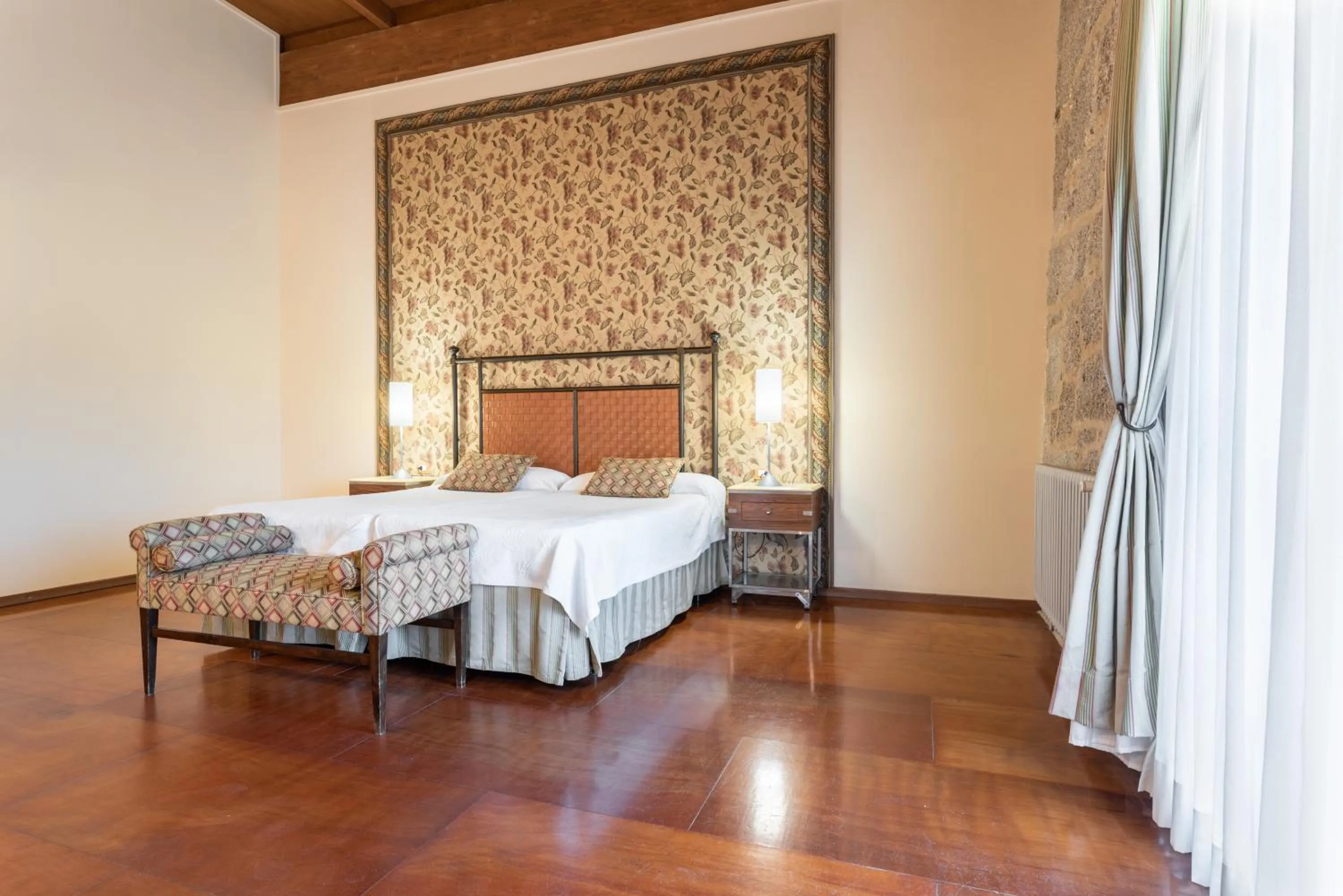 Photo of the whole room, Bed in Eurostars Monumento Monasterio de San Clodio Hotel