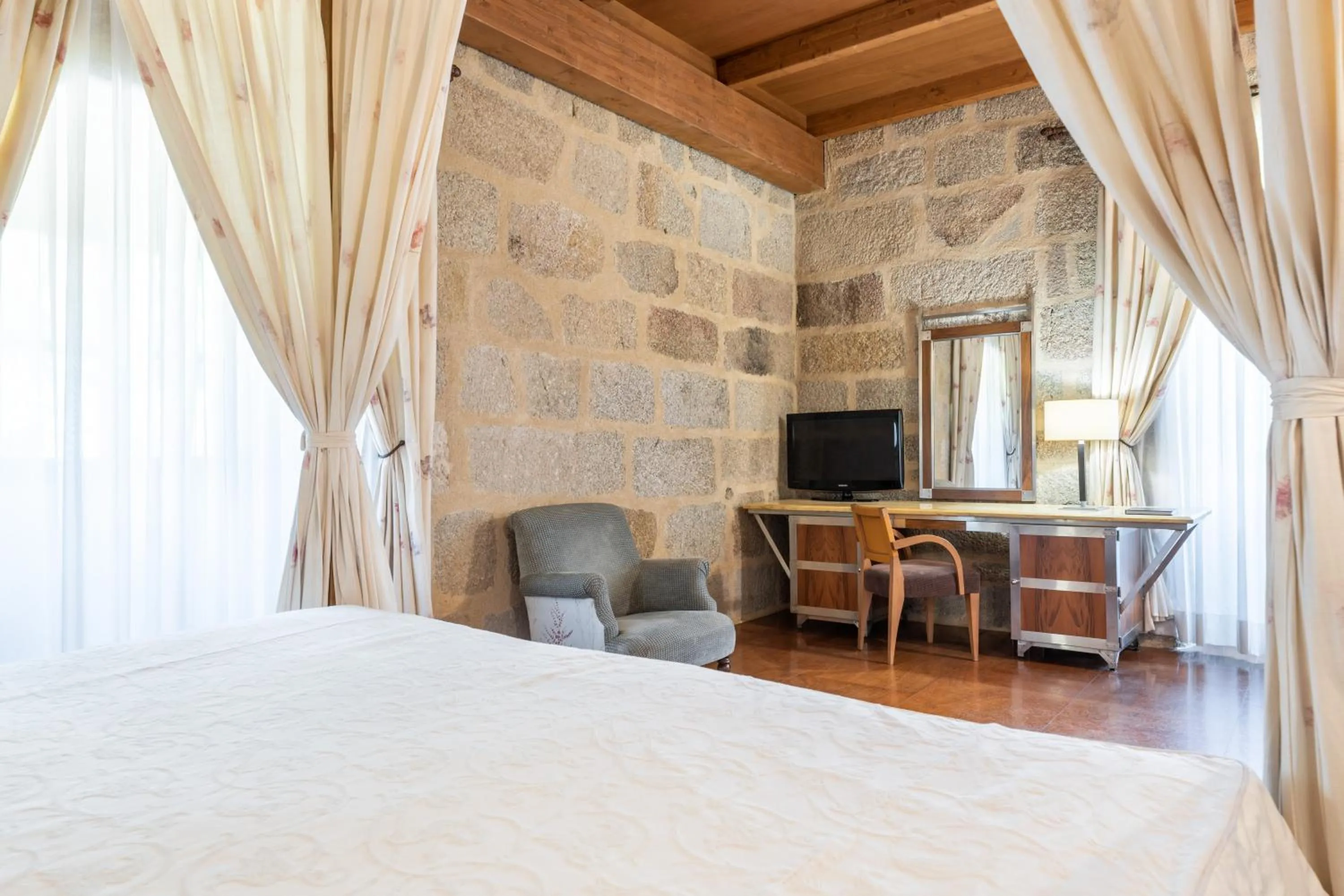Photo of the whole room, Bed in Eurostars Monumento Monasterio de San Clodio Hotel