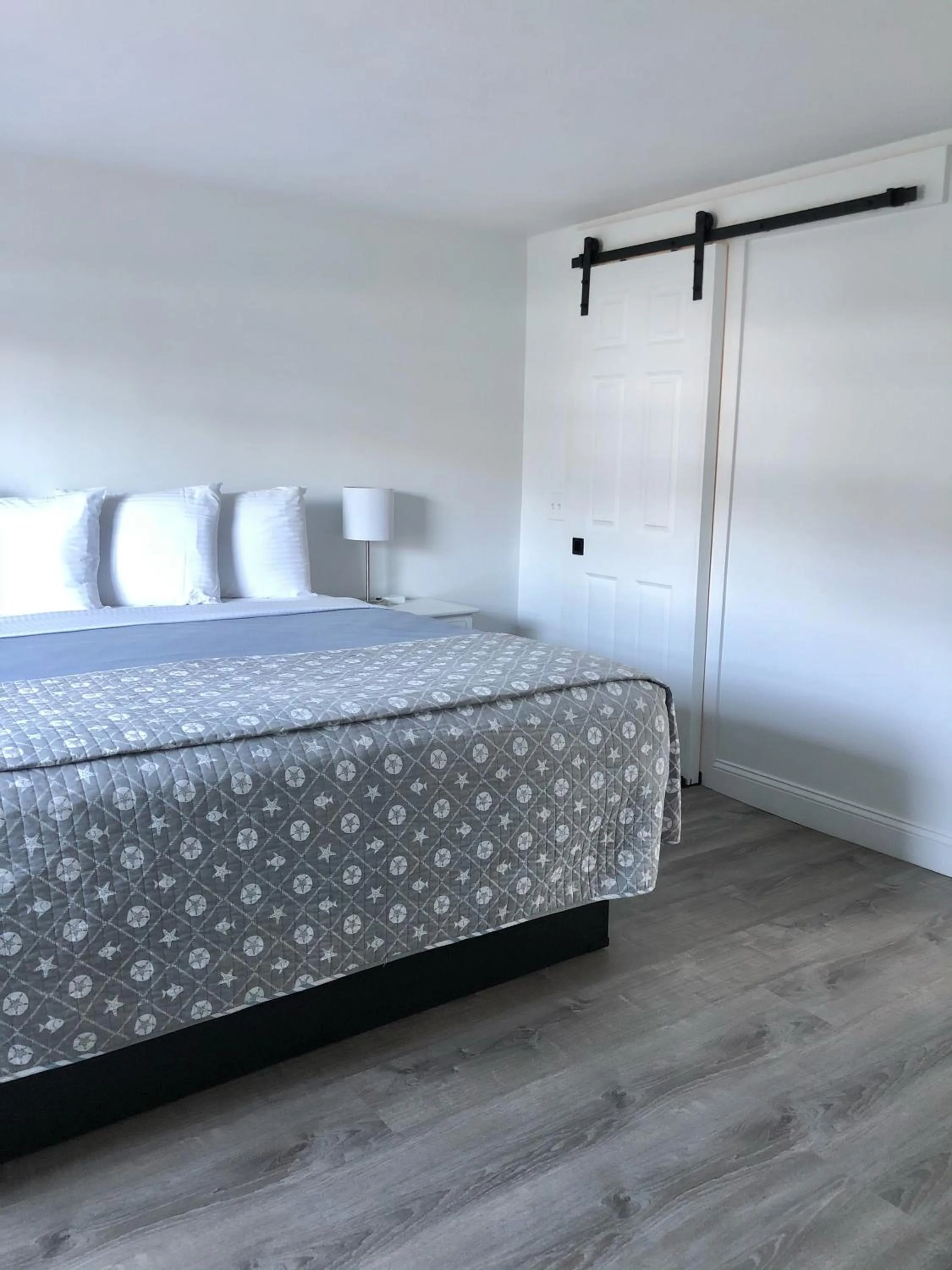 Photo of the whole room, Bed in Kingfisher Oceanside