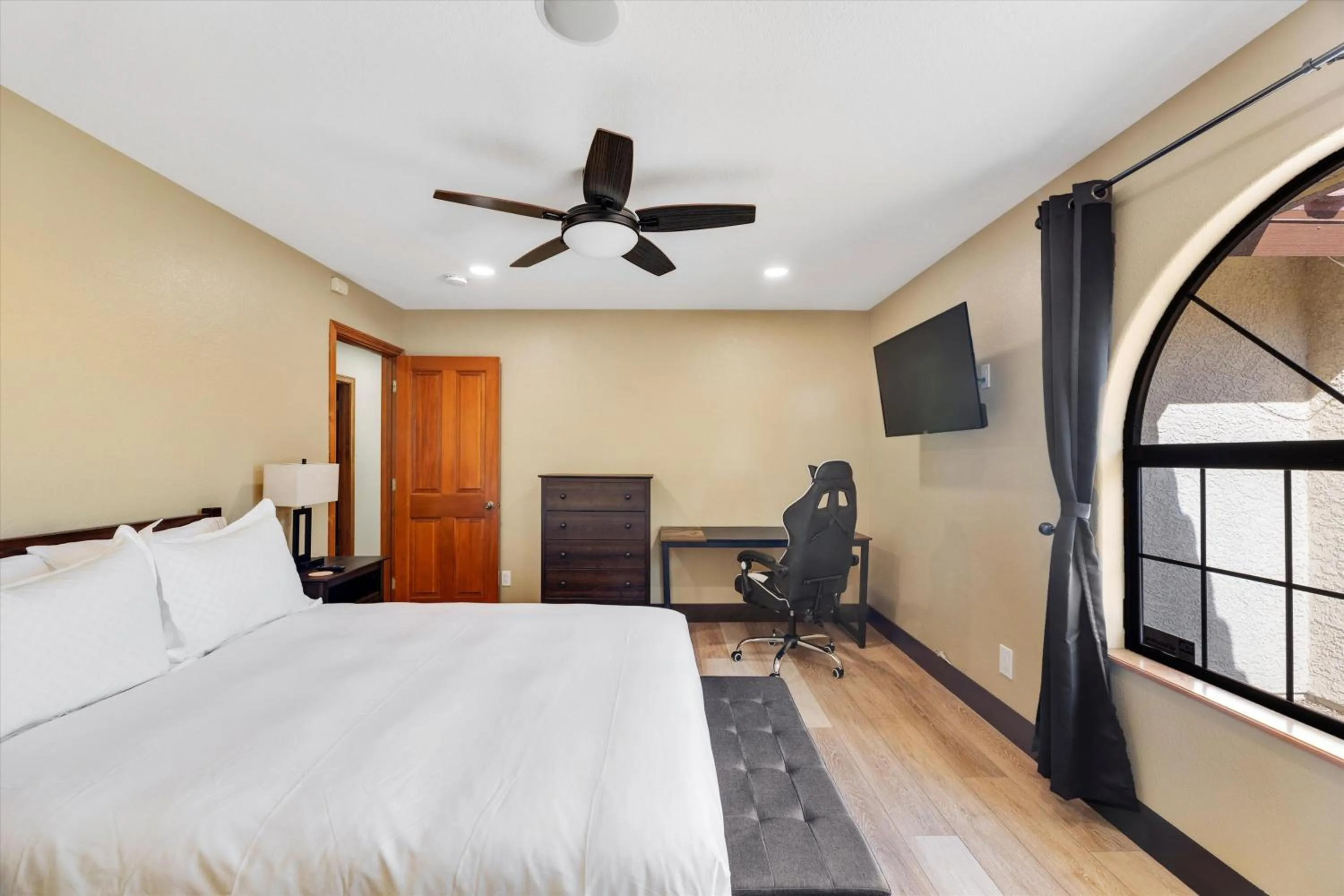 Bedroom, Bed in Luxury villa with pool and spa