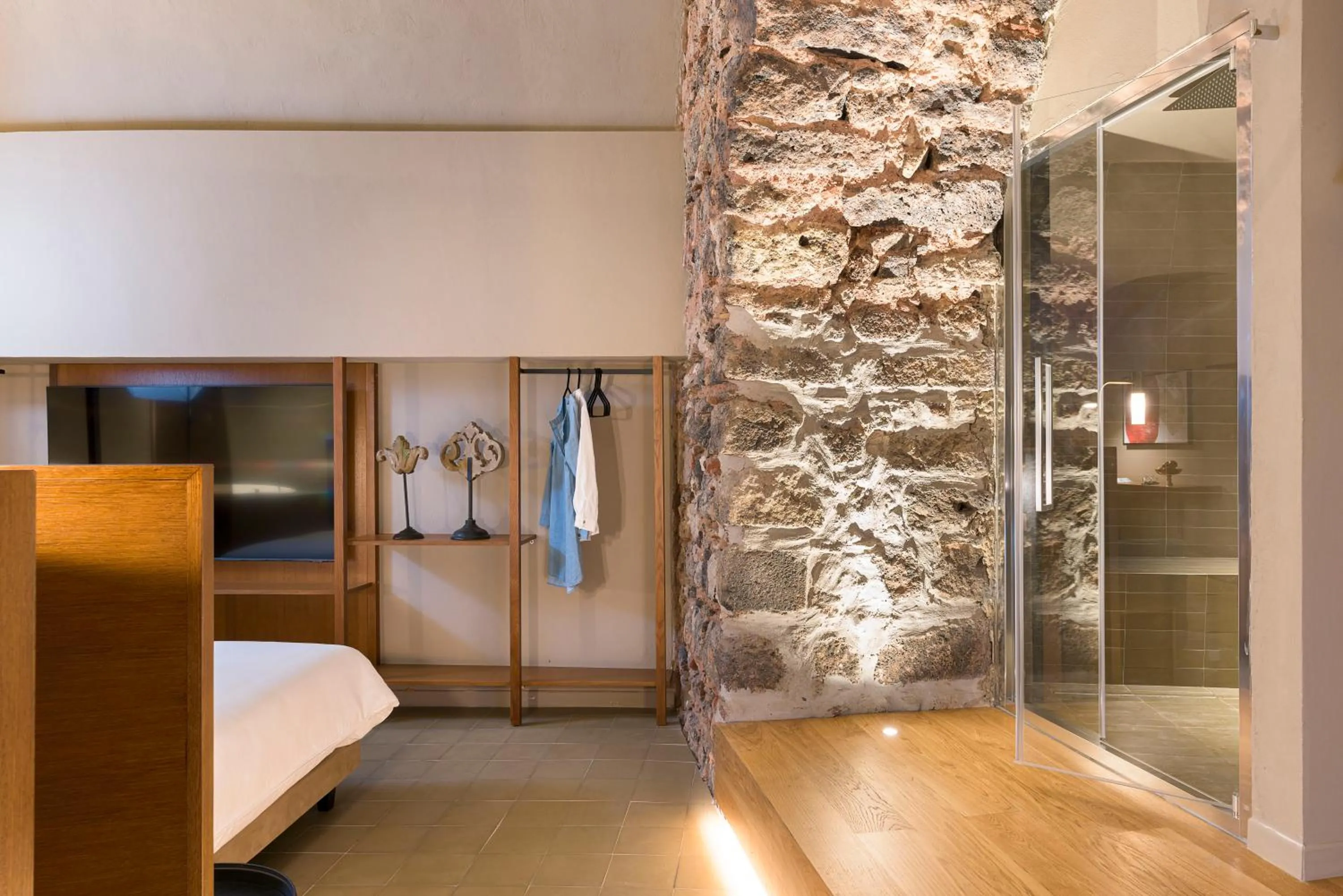 Shower, Bed in BASTIÒ PRIVATE SUITES