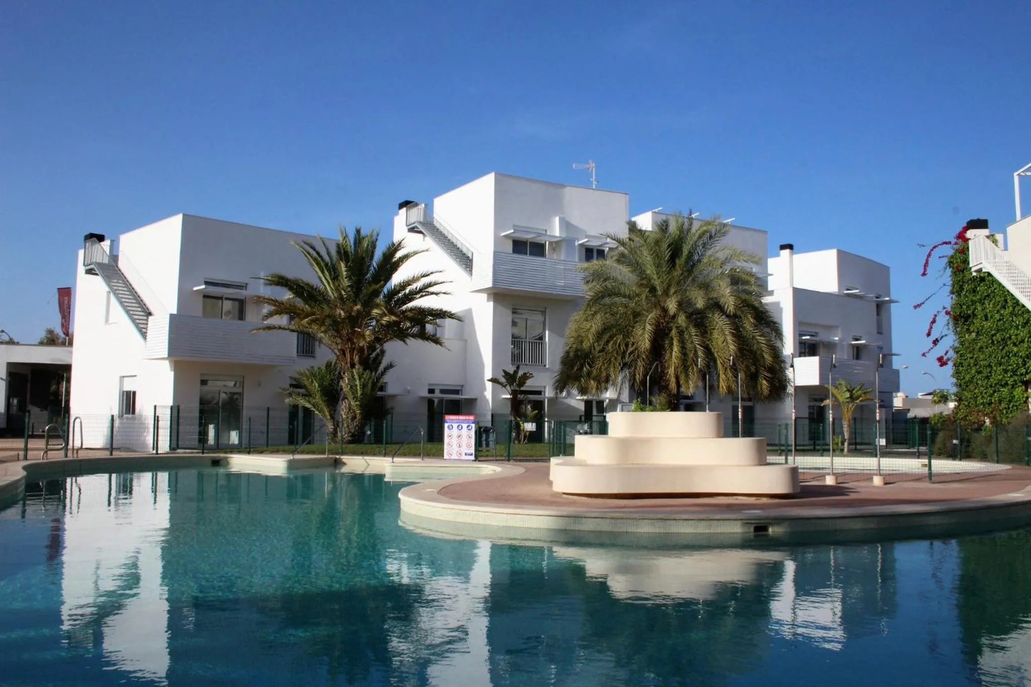 Property building in Apartamento "Casa el Sargazo" en Vera Playa con Piscina, Solarium, Wifi y Parking Gratis