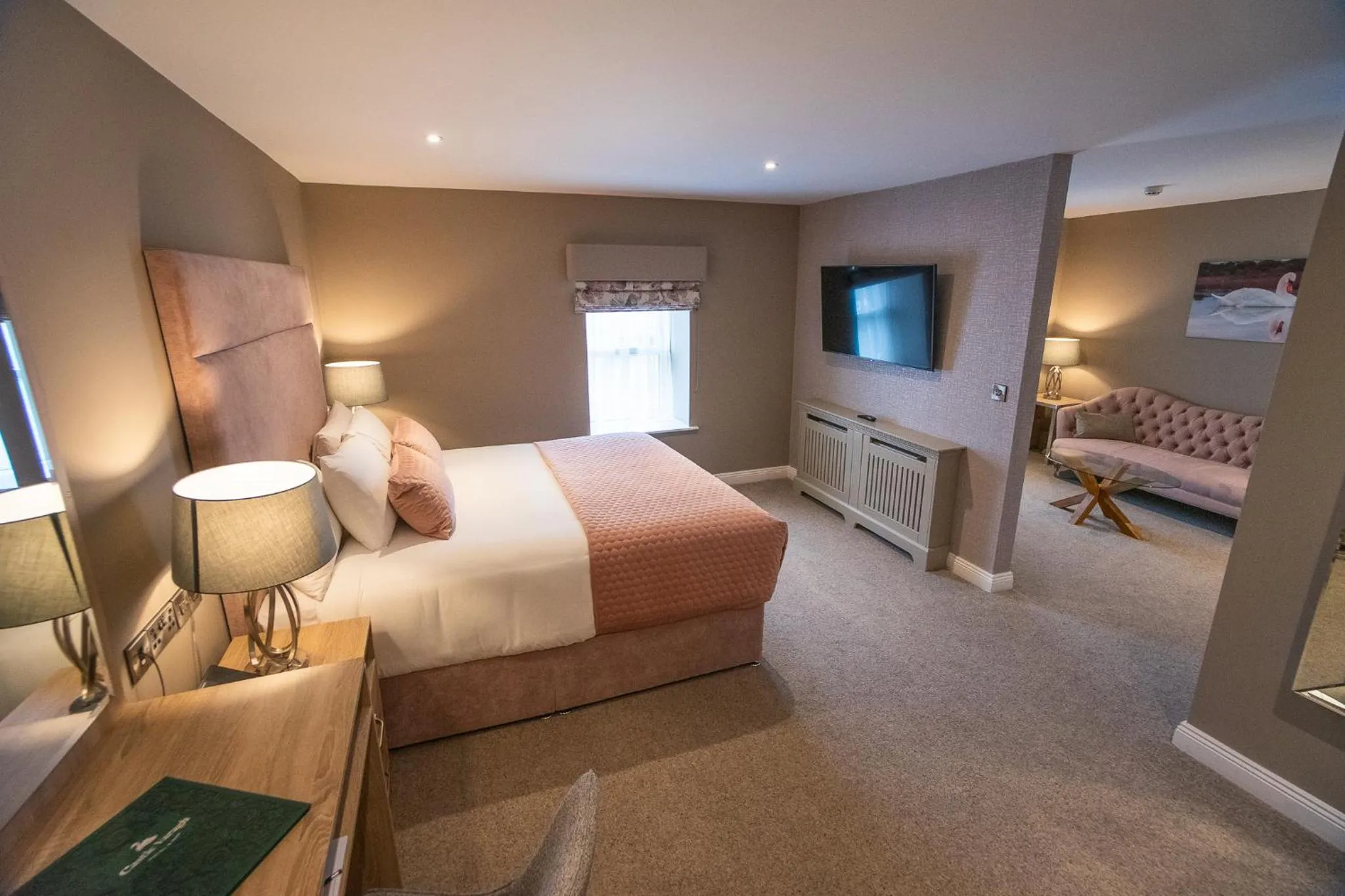 TV and multimedia, Bed in Castle Varagh Hotel & Bar