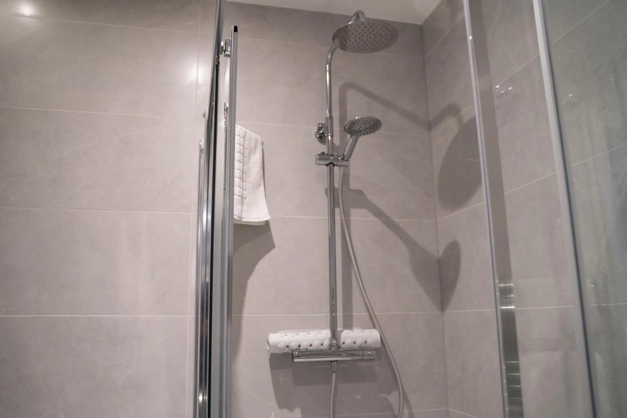 Shower in Castle Varagh Hotel & Bar