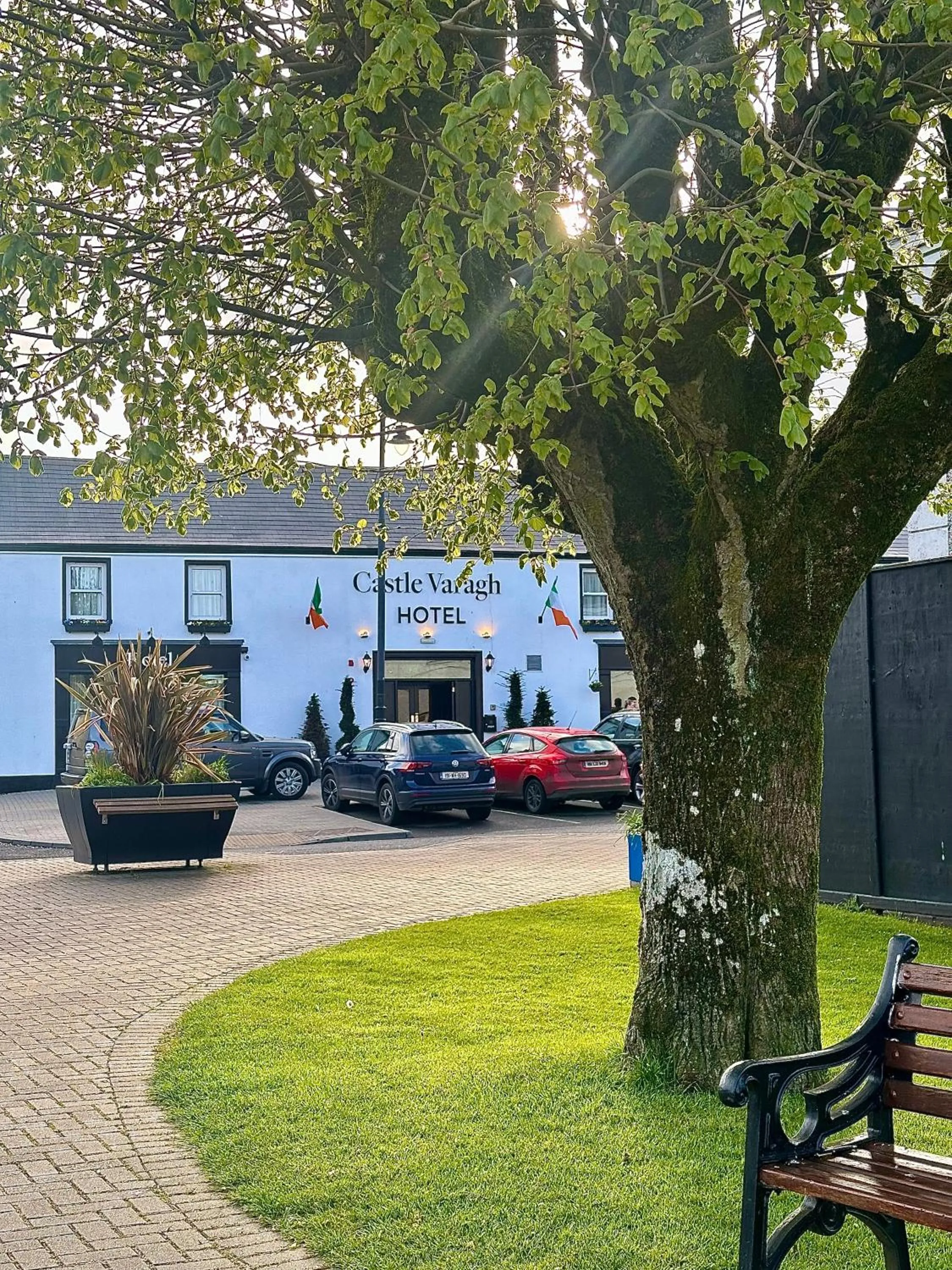 Property building in Castle Varagh Hotel & Bar