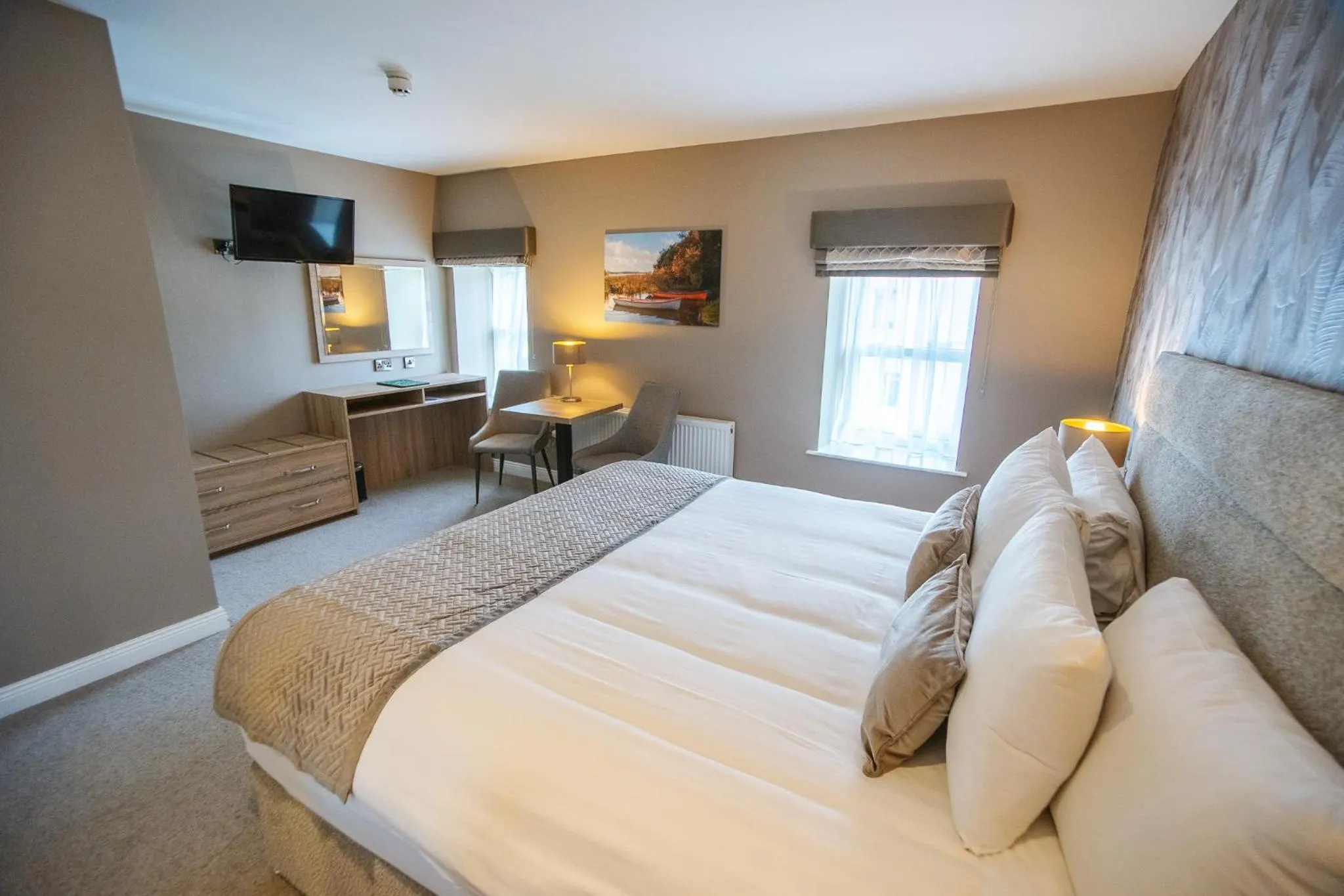Bedroom, Bed in Castle Varagh Hotel & Bar