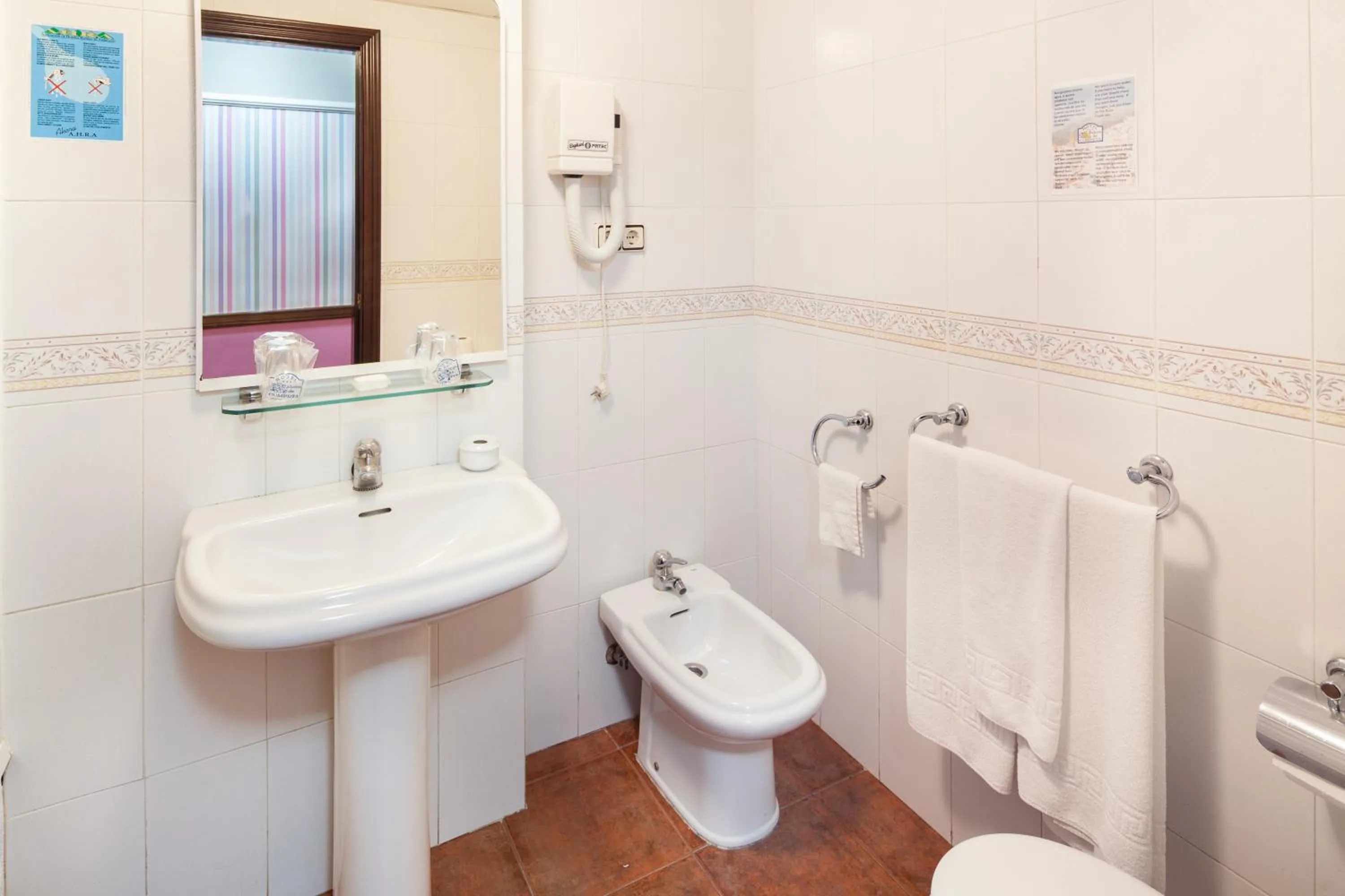 Bathroom in Hotel y Bungalows Balcón de Competa