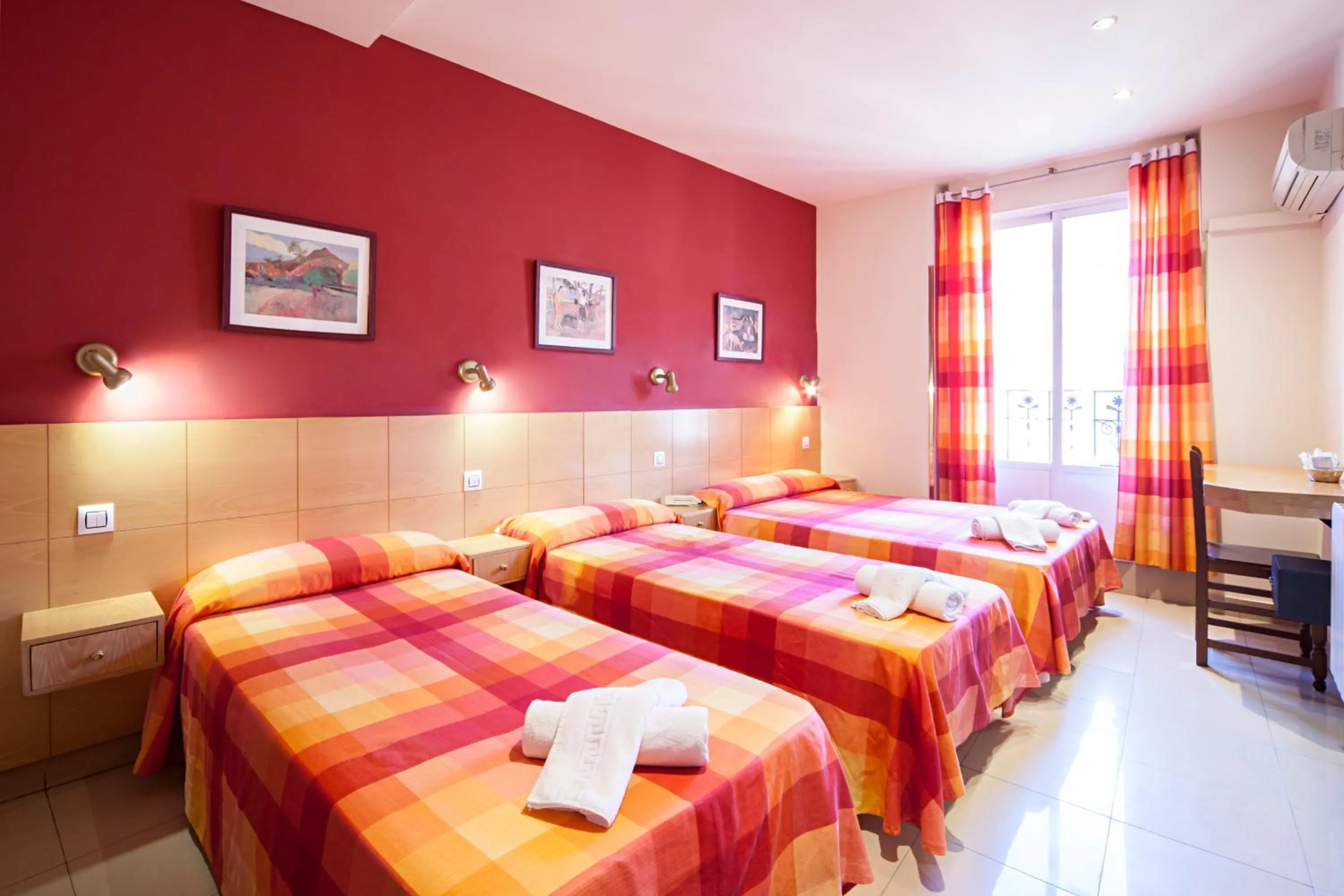 Bedroom, Bed in Hostal Inter Plaza Mayor AUTO CHECK IN