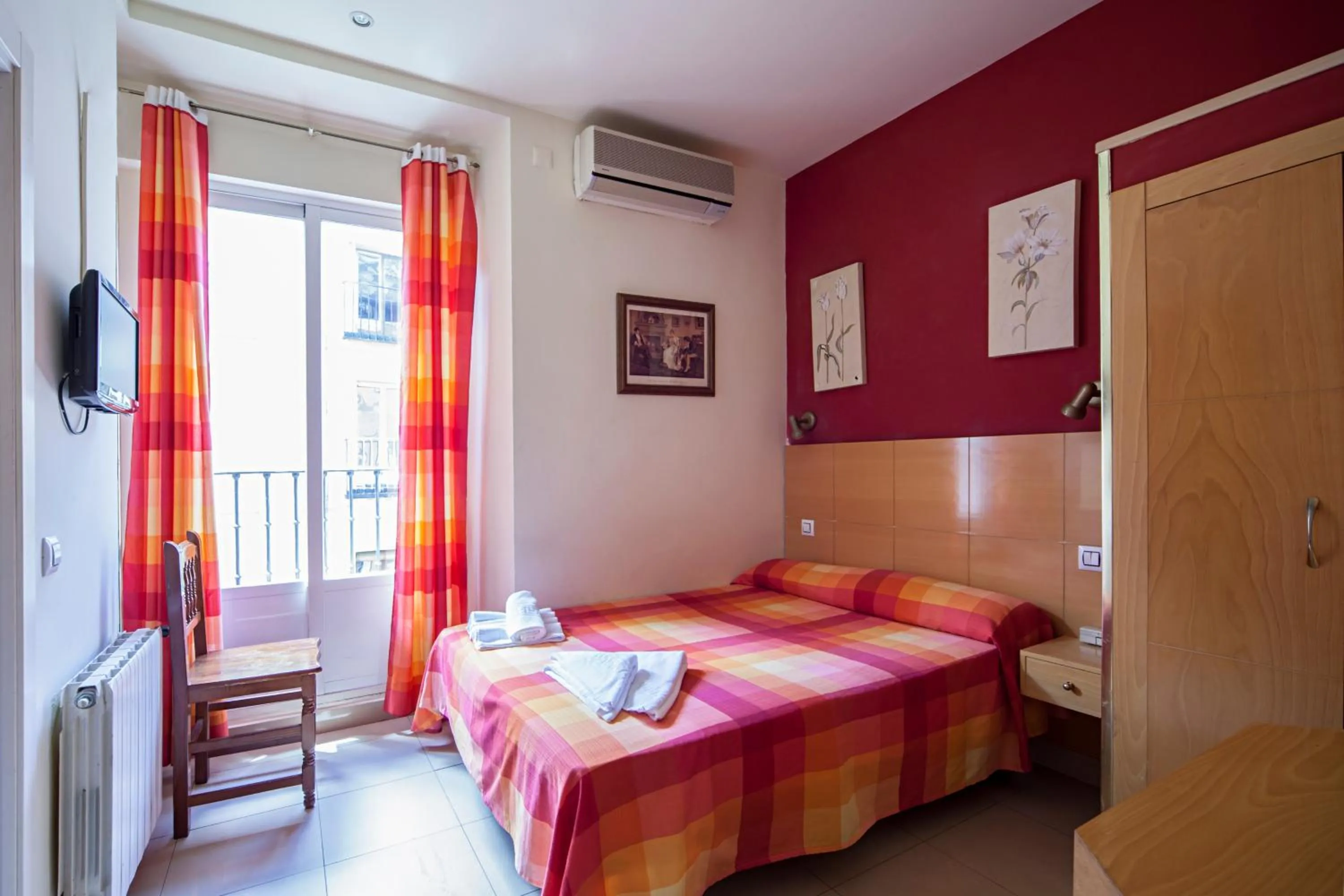 Bedroom, Bed in Hostal Inter Plaza Mayor AUTO CHECK IN