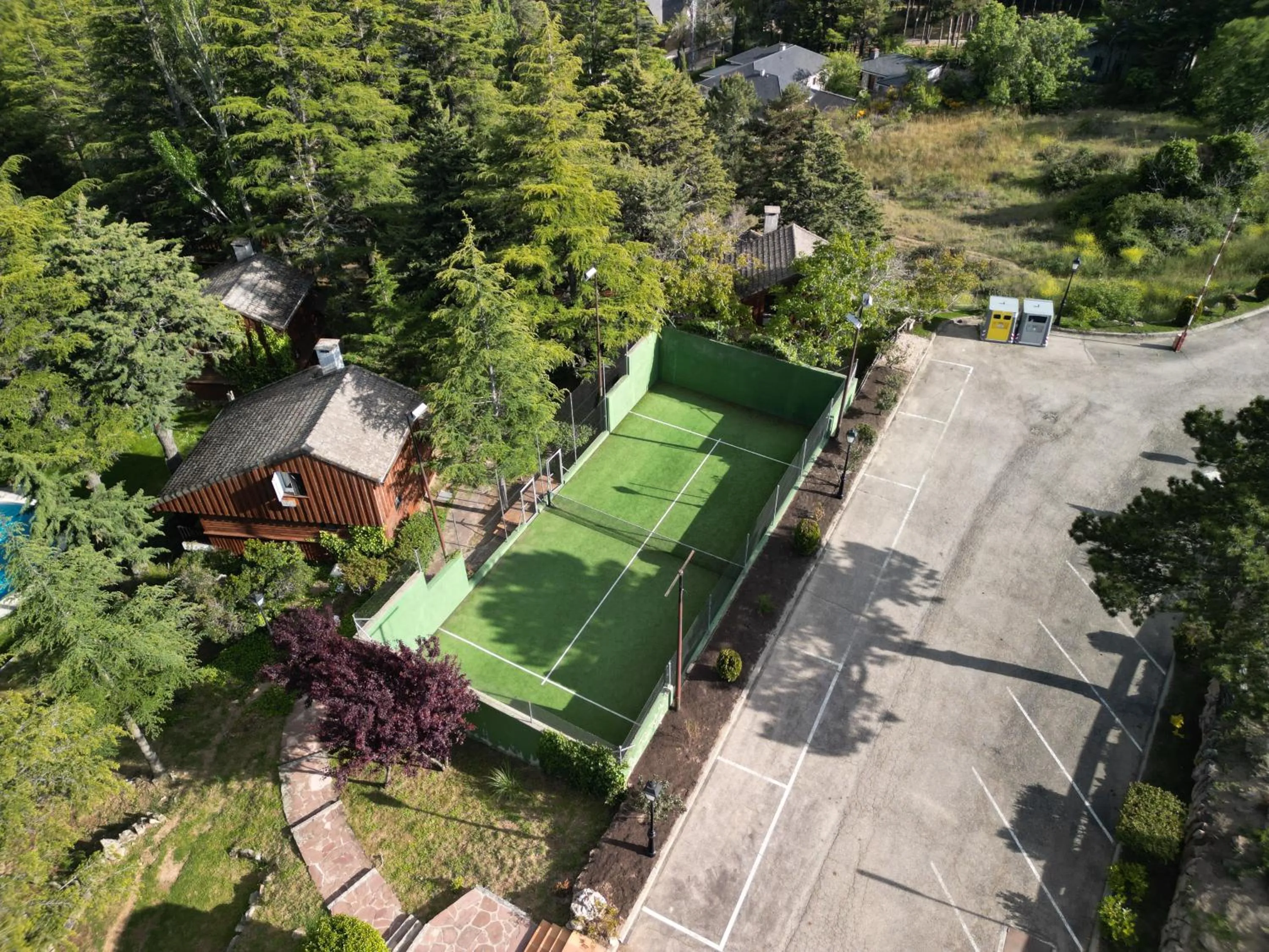 Tennis court in Hotel Hita "Nature Experience" for all