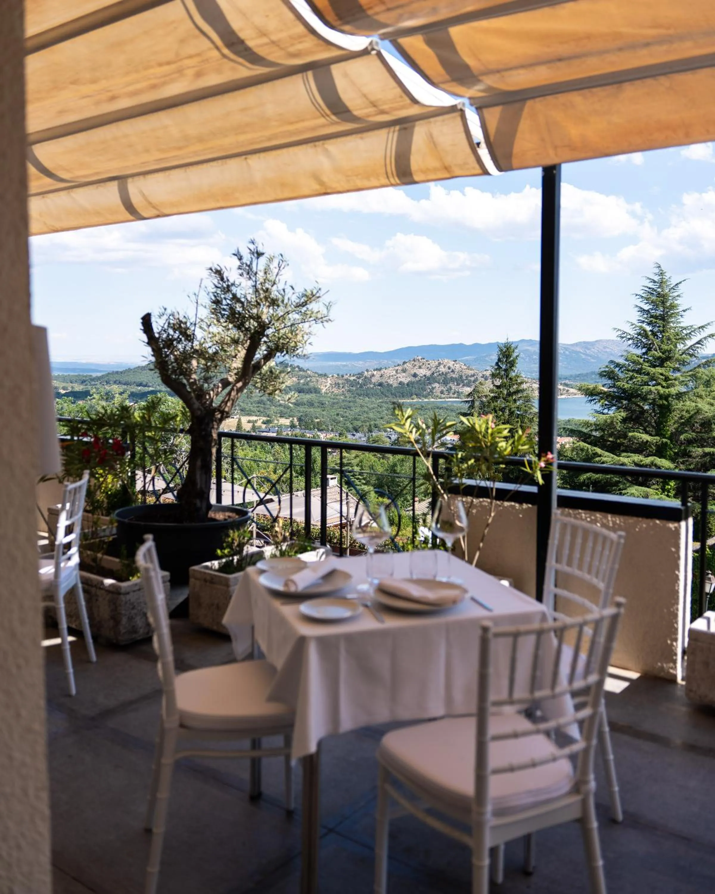 Restaurant/places to eat in Hotel Hita "Nature Experience" for all