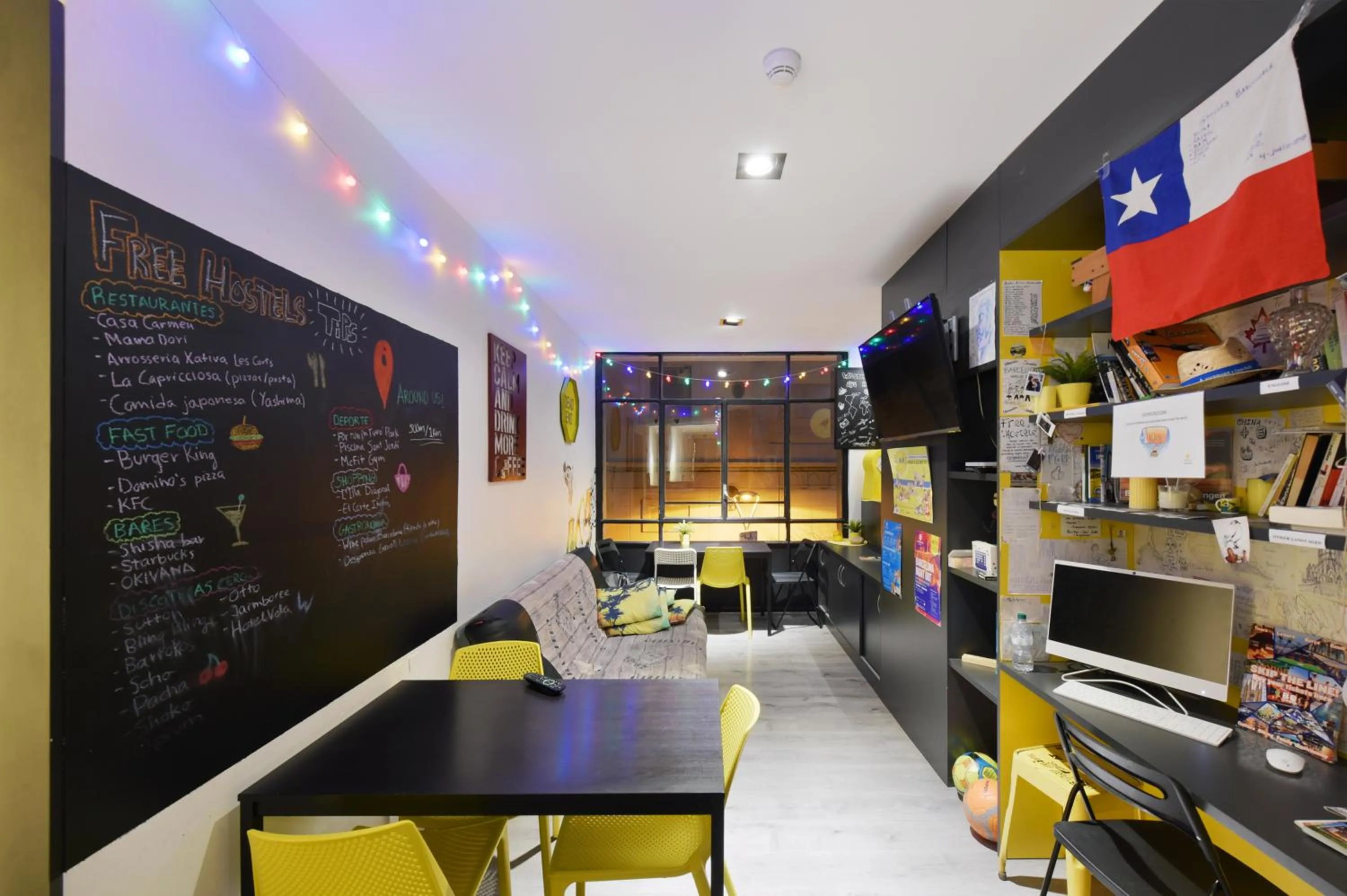 Communal lounge/ TV room in Free Hostels Barcelona