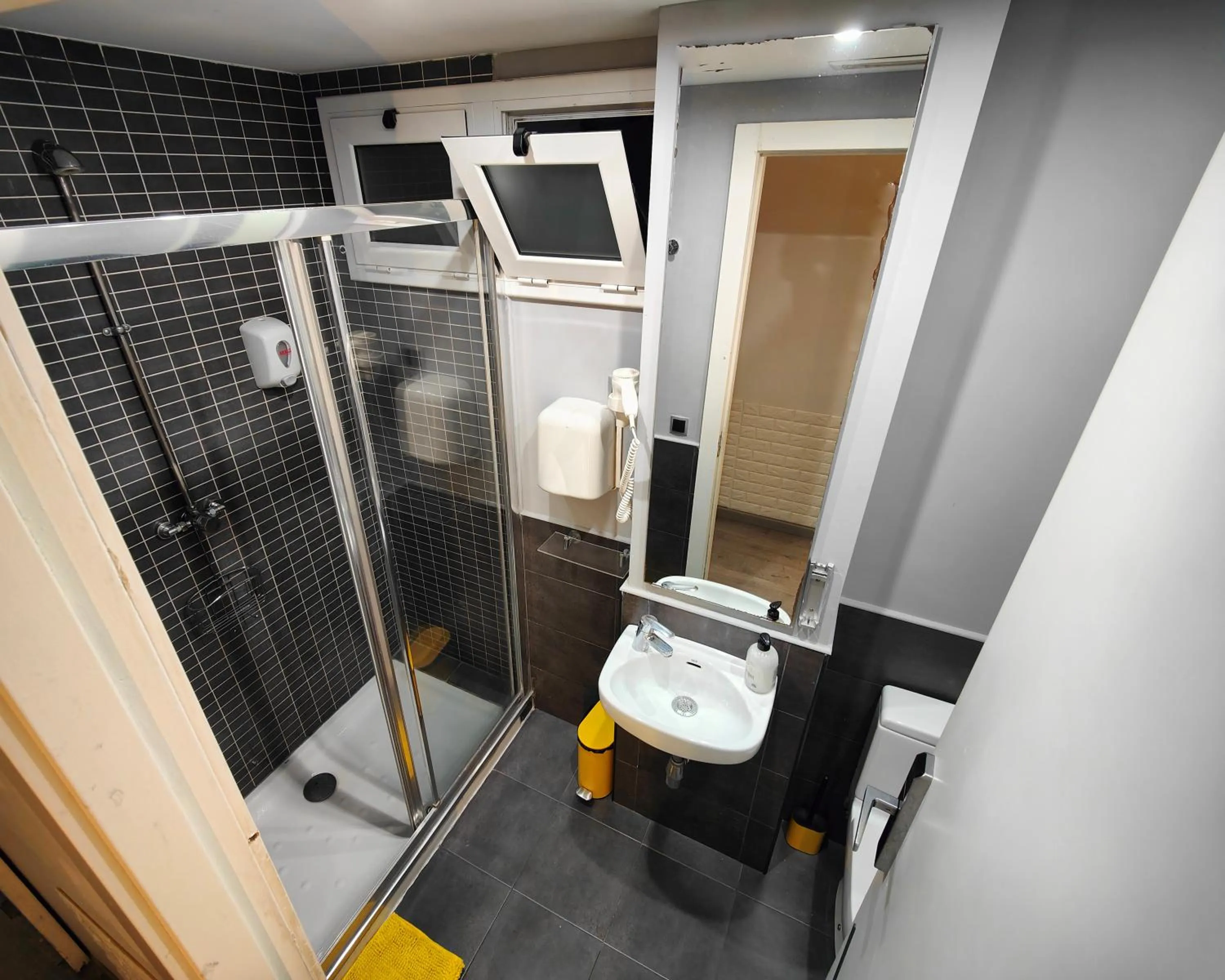 Bathroom in Free Hostels Barcelona