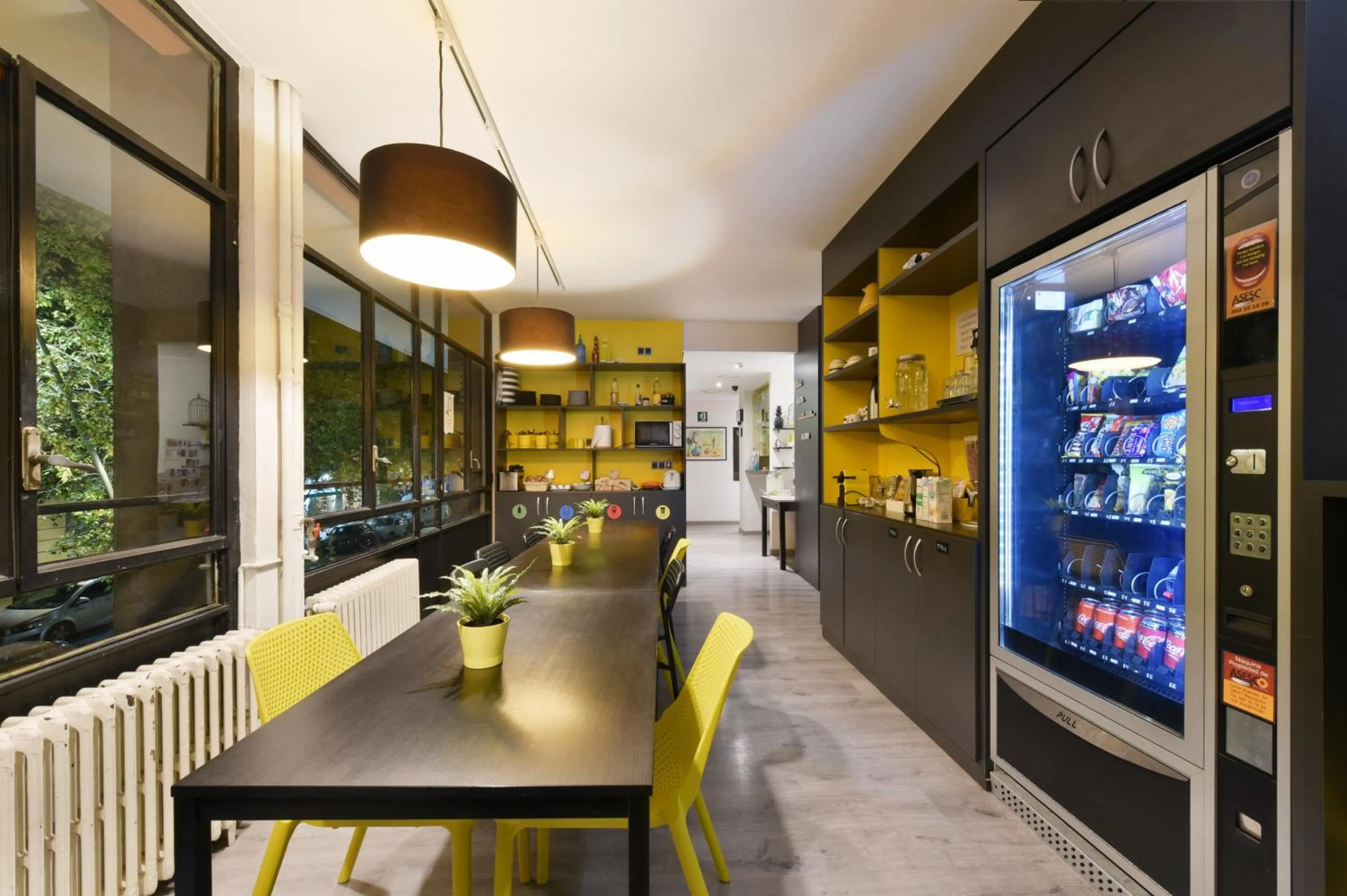 Communal lounge/ TV room in Free Hostels Barcelona