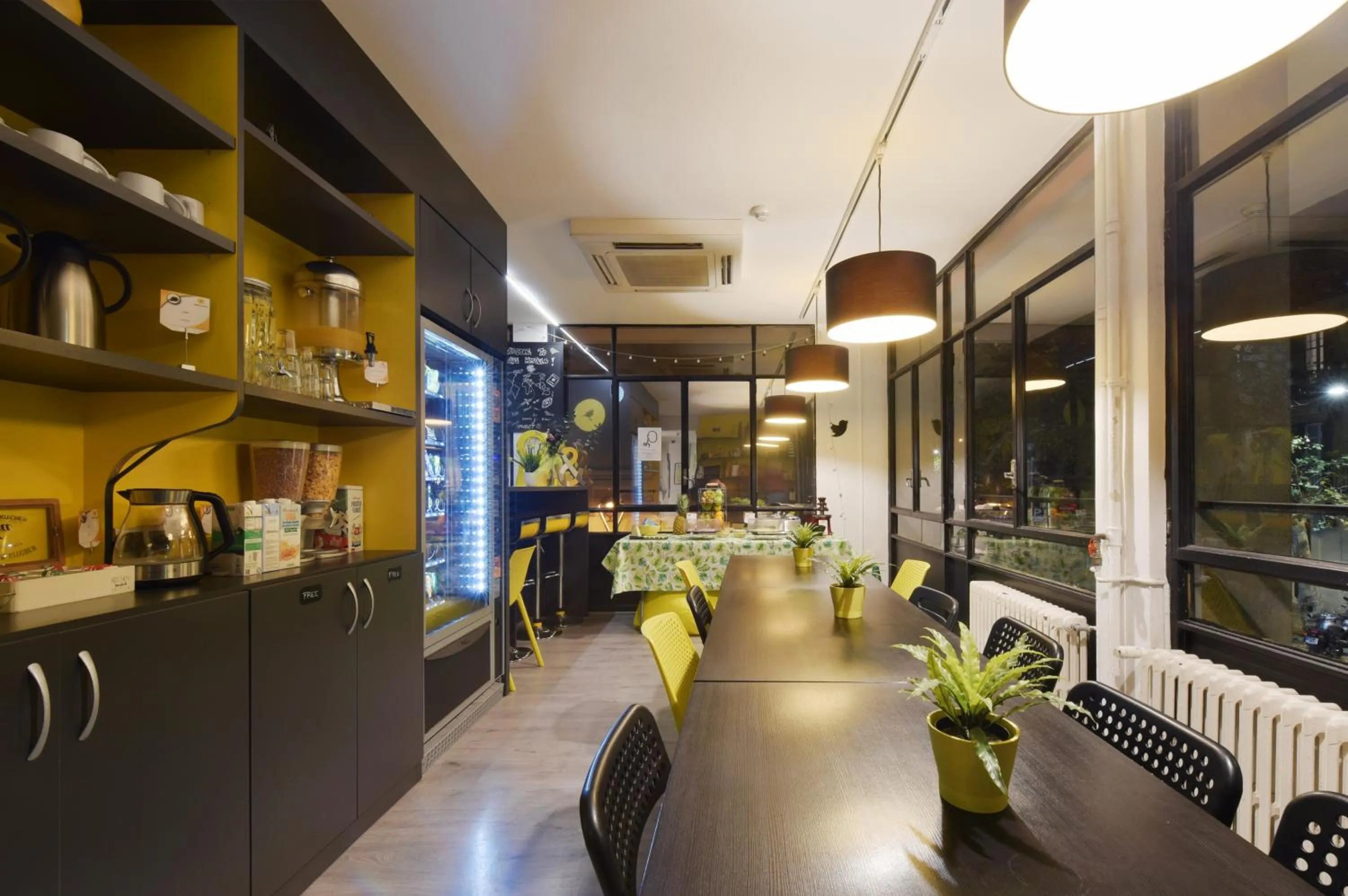 Communal lounge/ TV room in Free Hostels Barcelona