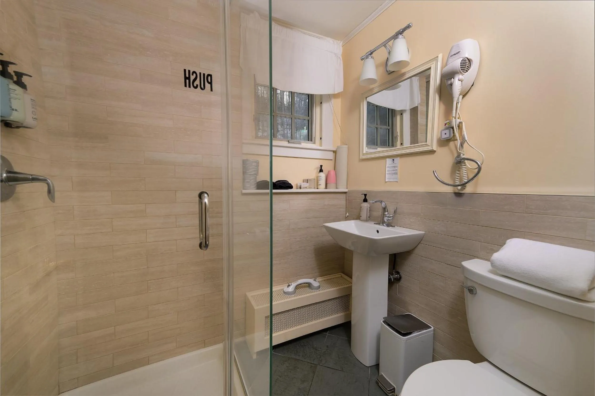 Shower in Brass Lantern Inn