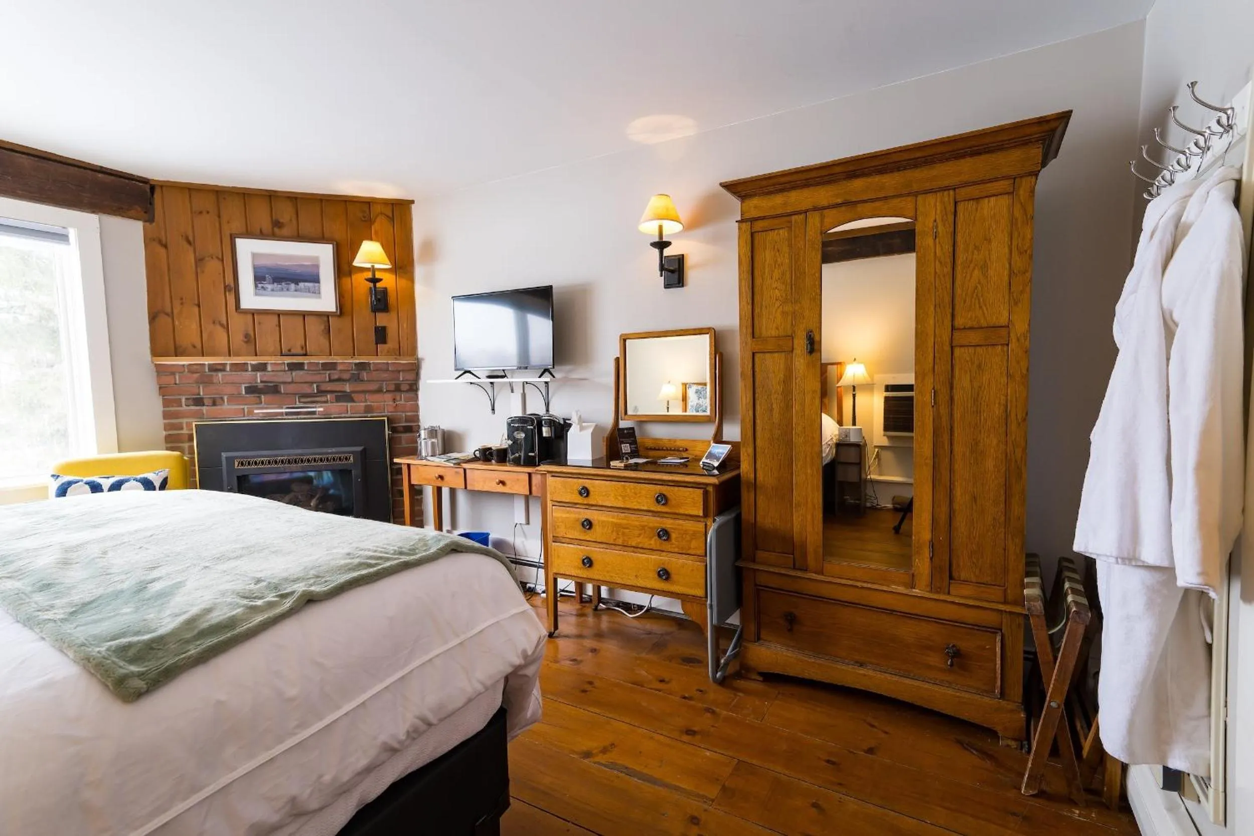Bed in Brass Lantern Inn