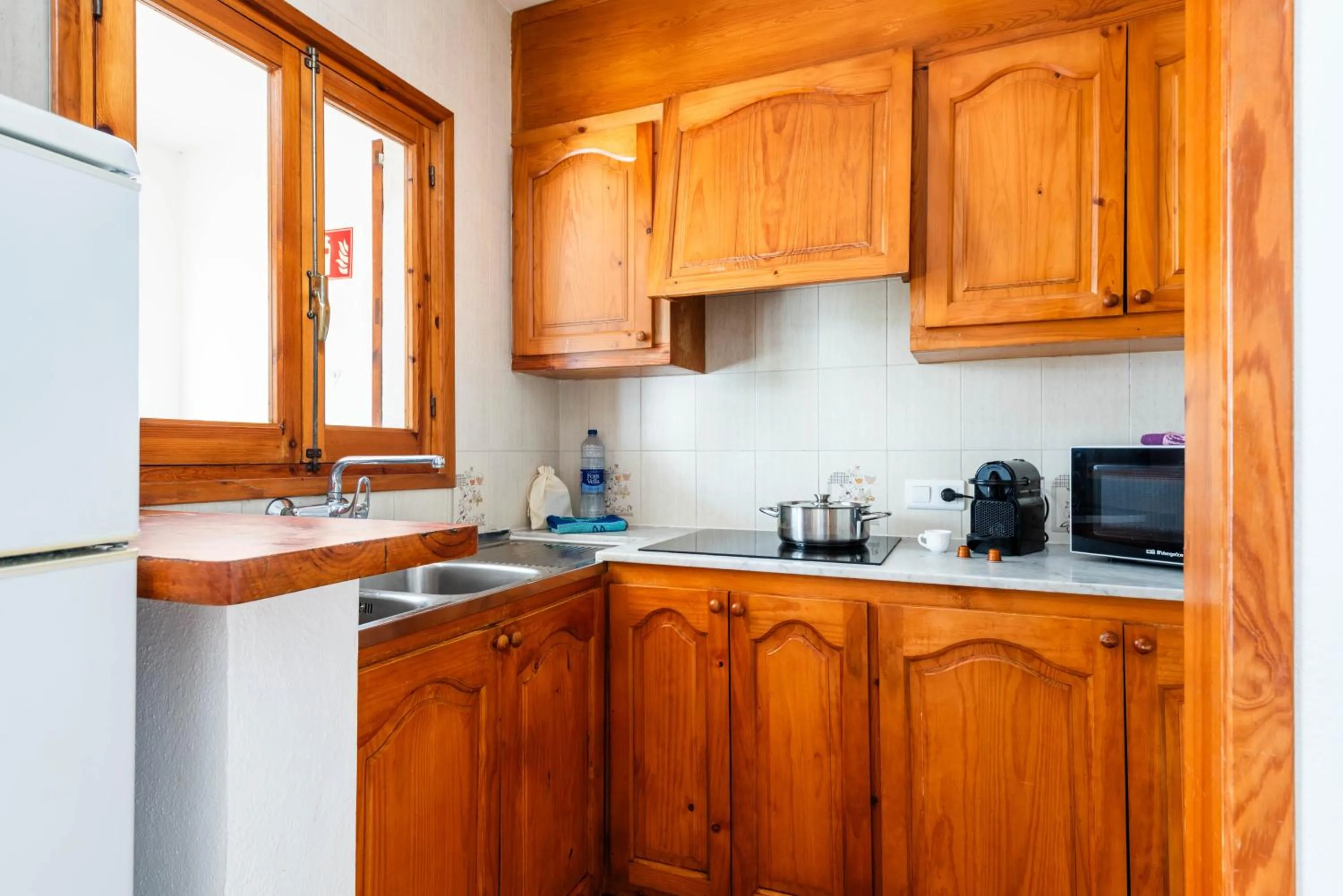 Kitchen or kitchenette in Apartamentos Mar Blanca by Mauter Villas