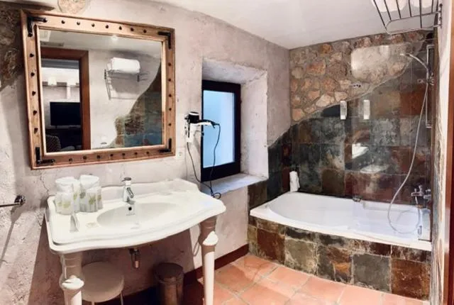 Bathroom in La Figuerola Hotel & Restaurant