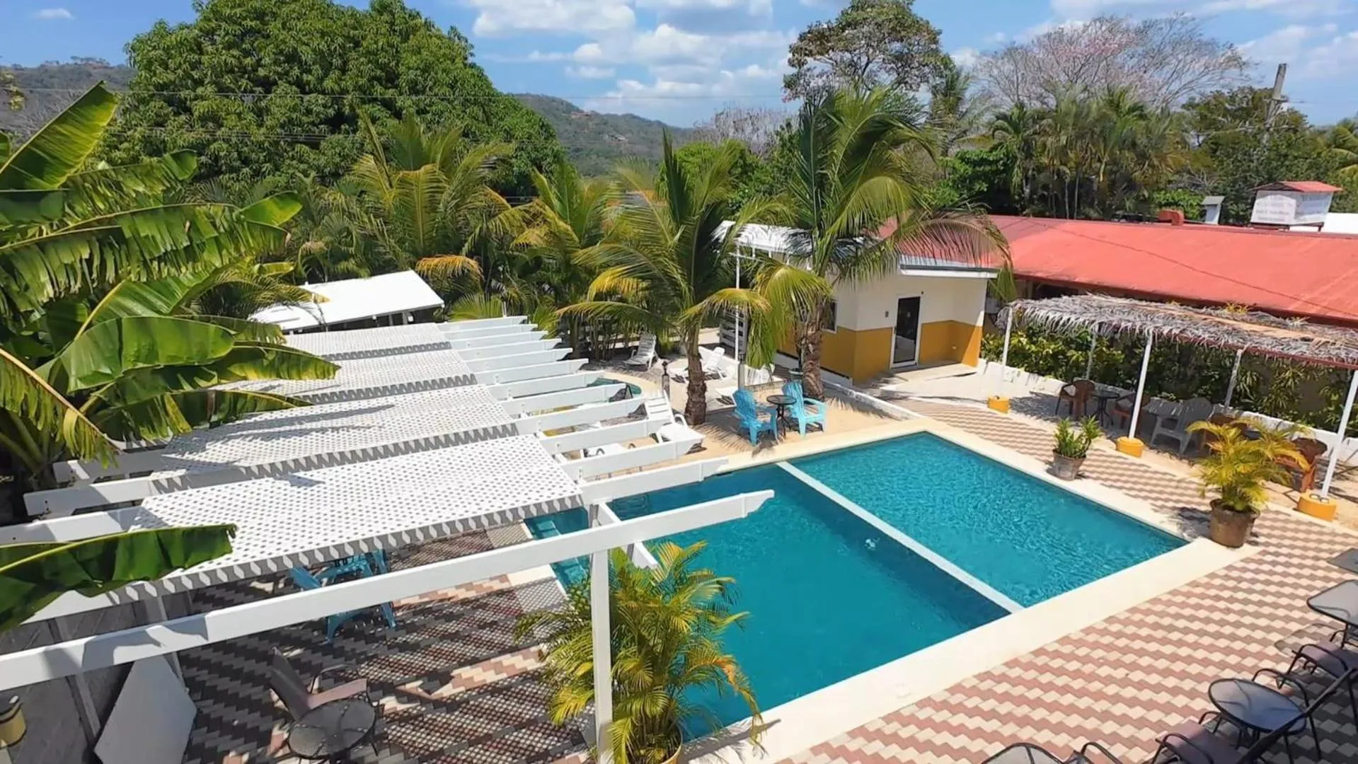 Swimming pool in Cabinas El Colibri, Apart Hotel