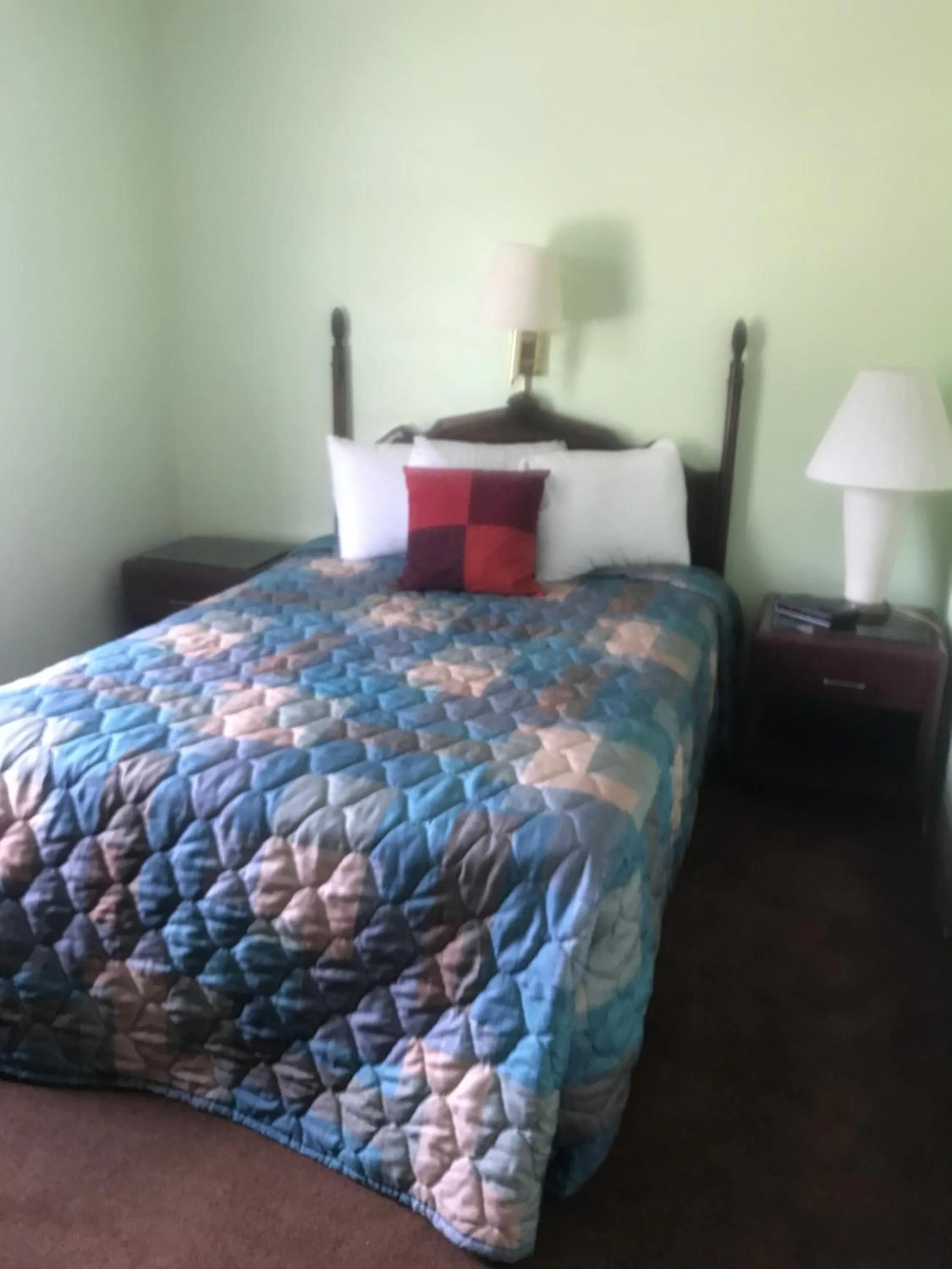 Bed in Itascan Motel