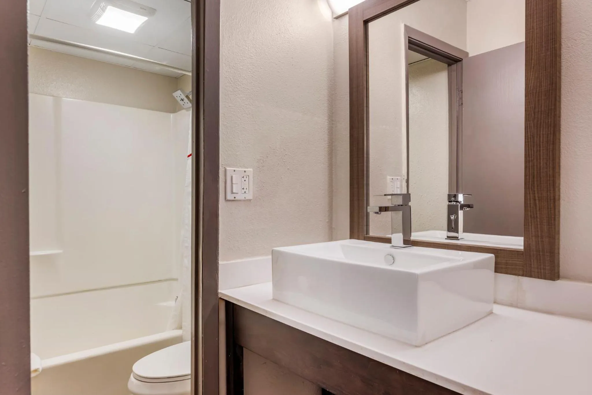 Bathroom in Red Roof Inn Bourbonnais