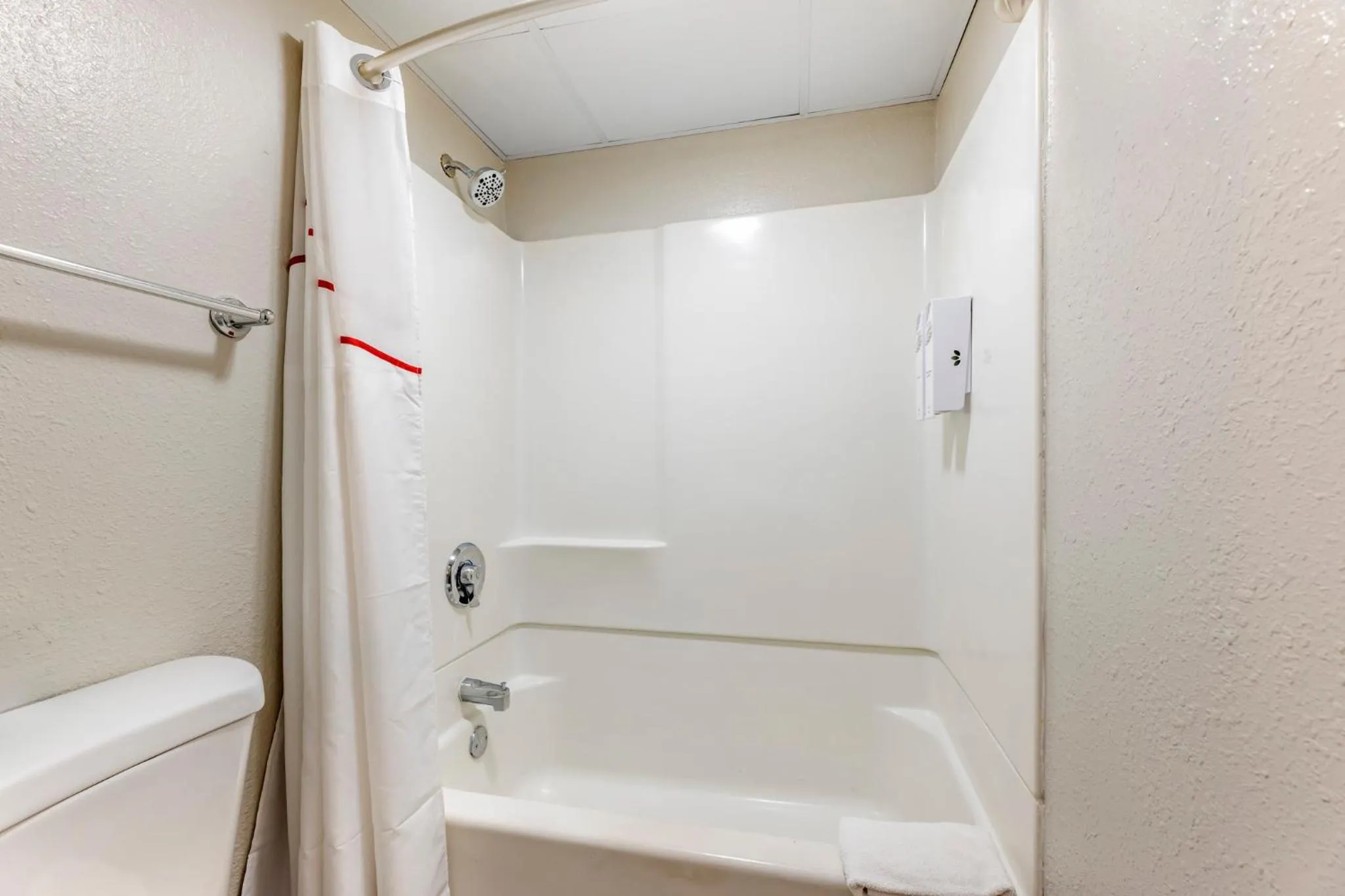 Bathroom in Red Roof Inn Bourbonnais