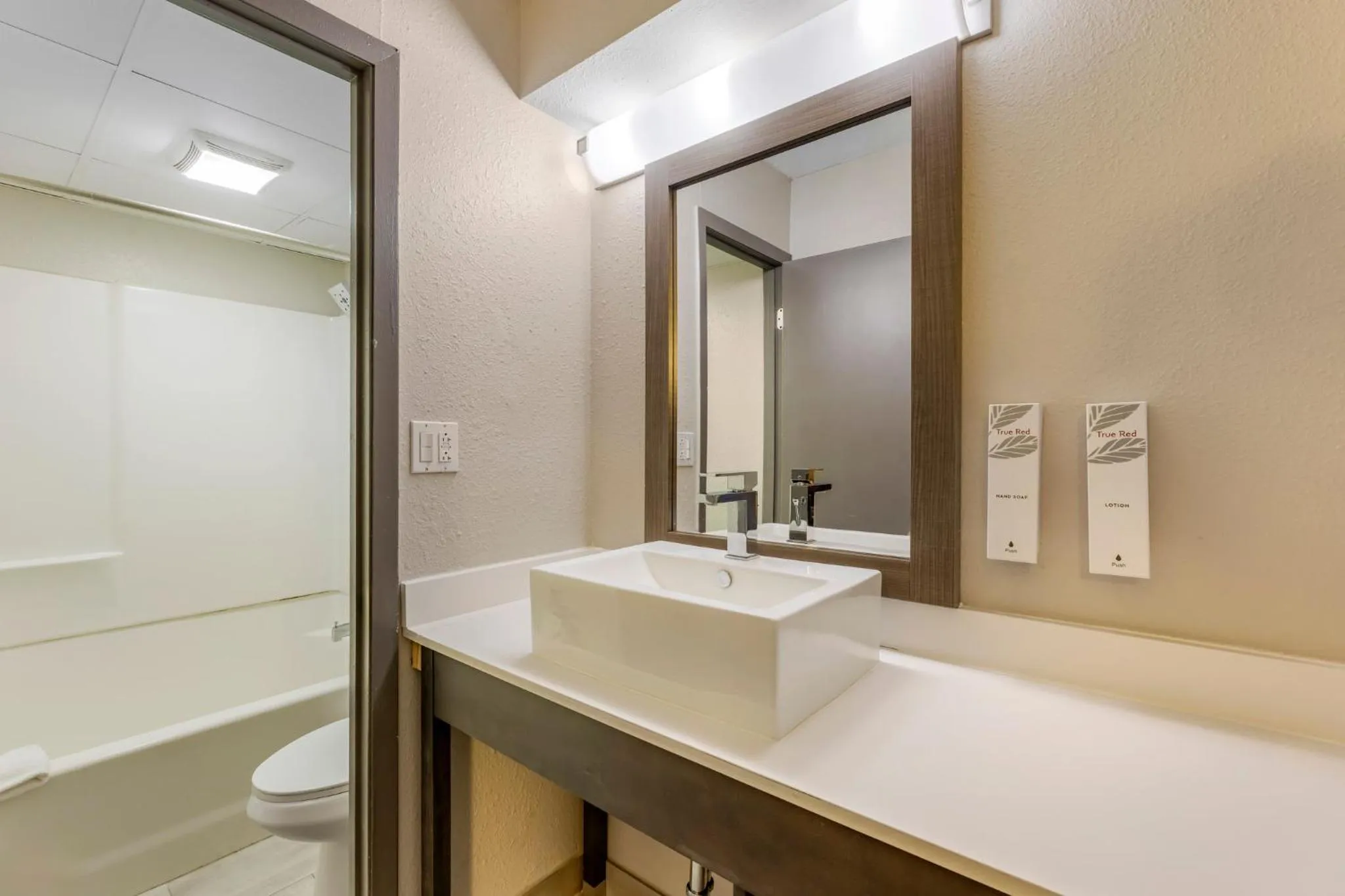 Bathroom in Red Roof Inn Bourbonnais