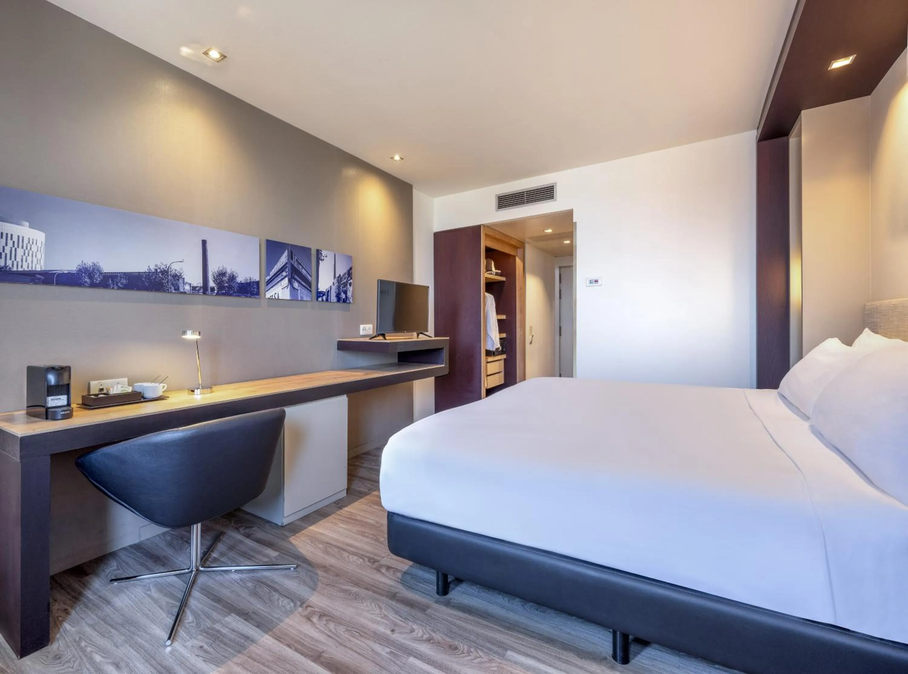 Bed in Hotel Barcelona Condal Mar Affiliated by Meliá