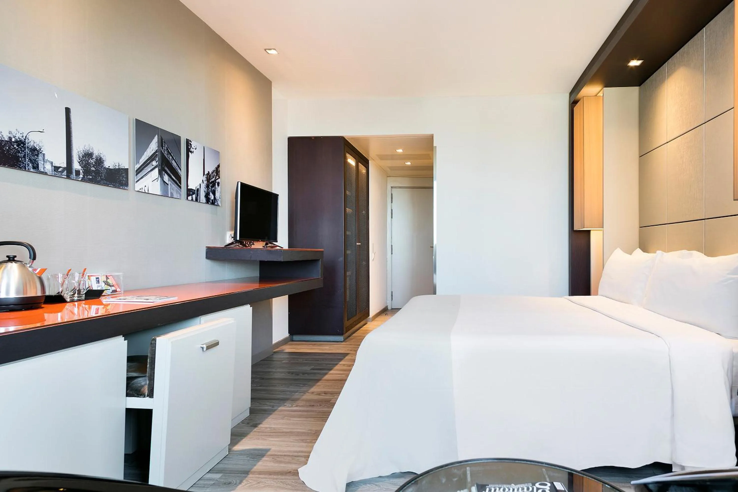 Communal lounge/ TV room, Bed in Hotel Barcelona Condal Mar Affiliated by Meliá