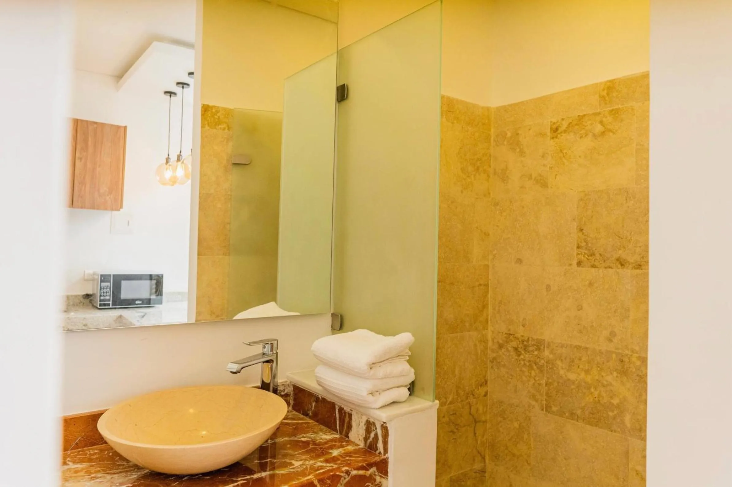 Shower in Del Mar Guest House