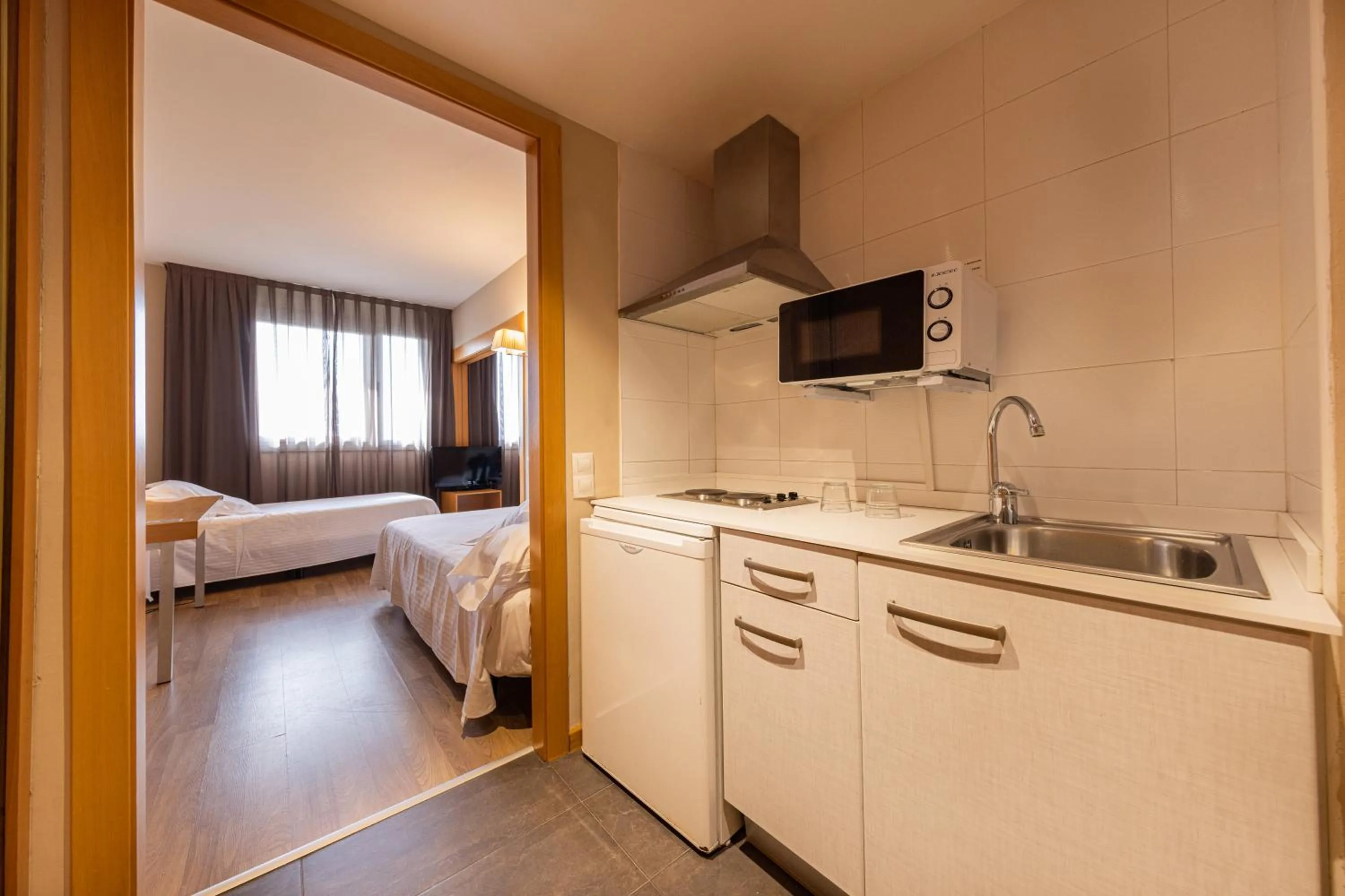 Kitchen or kitchenette, Bed in Ponient Vila Centric by PortAventura World