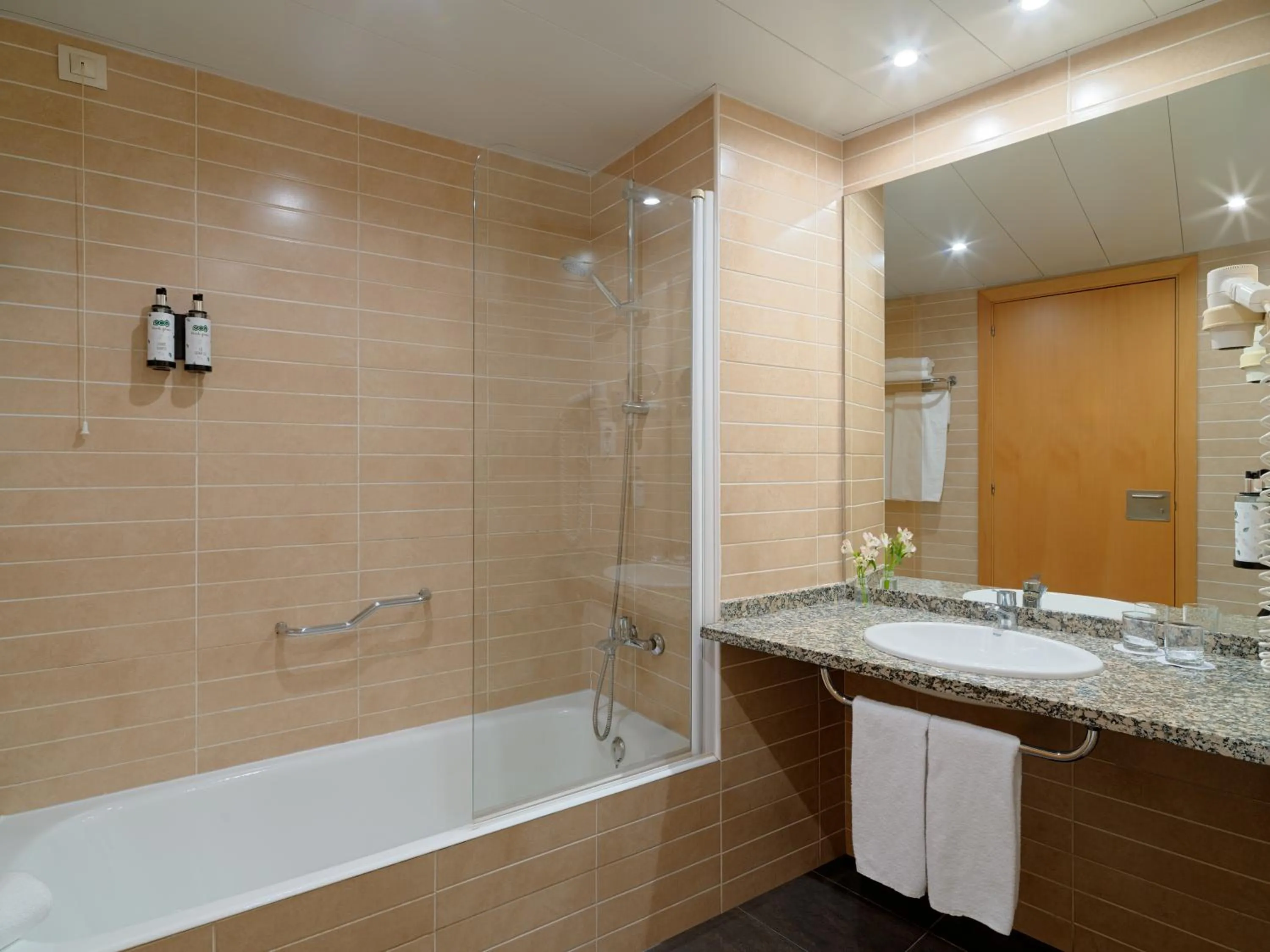 Bathroom in Ponient Vila Centric by PortAventura World