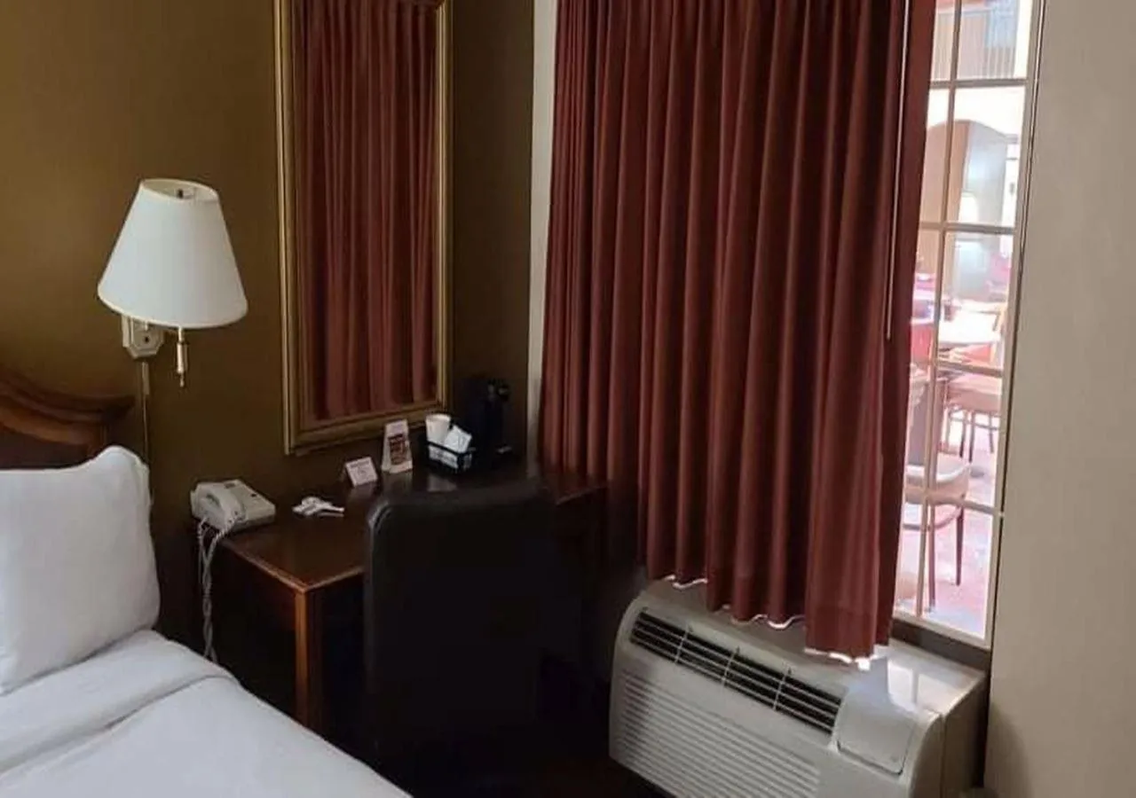 Bedroom in Auburn Place Hotel & Suites Cape Girardeau