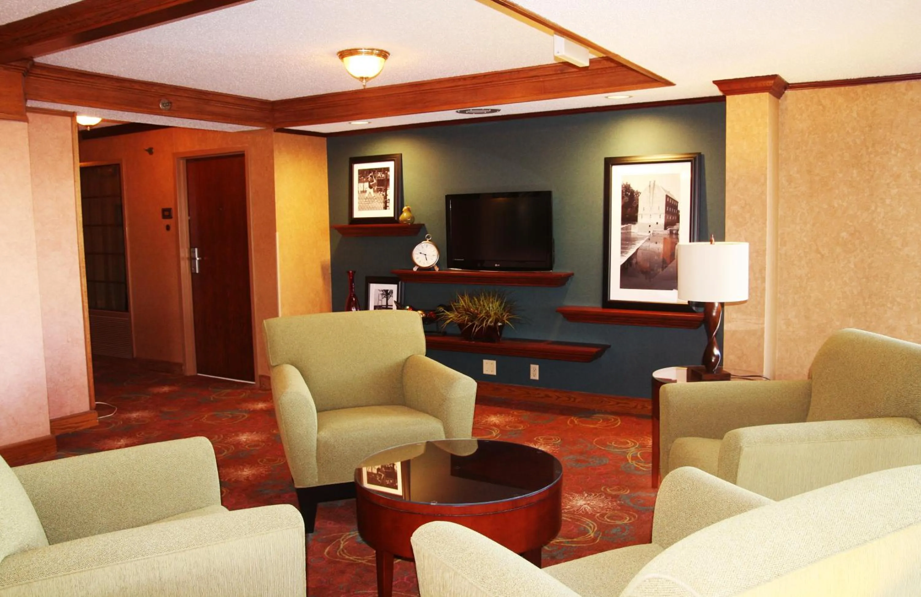 Communal lounge/ TV room in Auburn Place Hotel & Suites Cape Girardeau