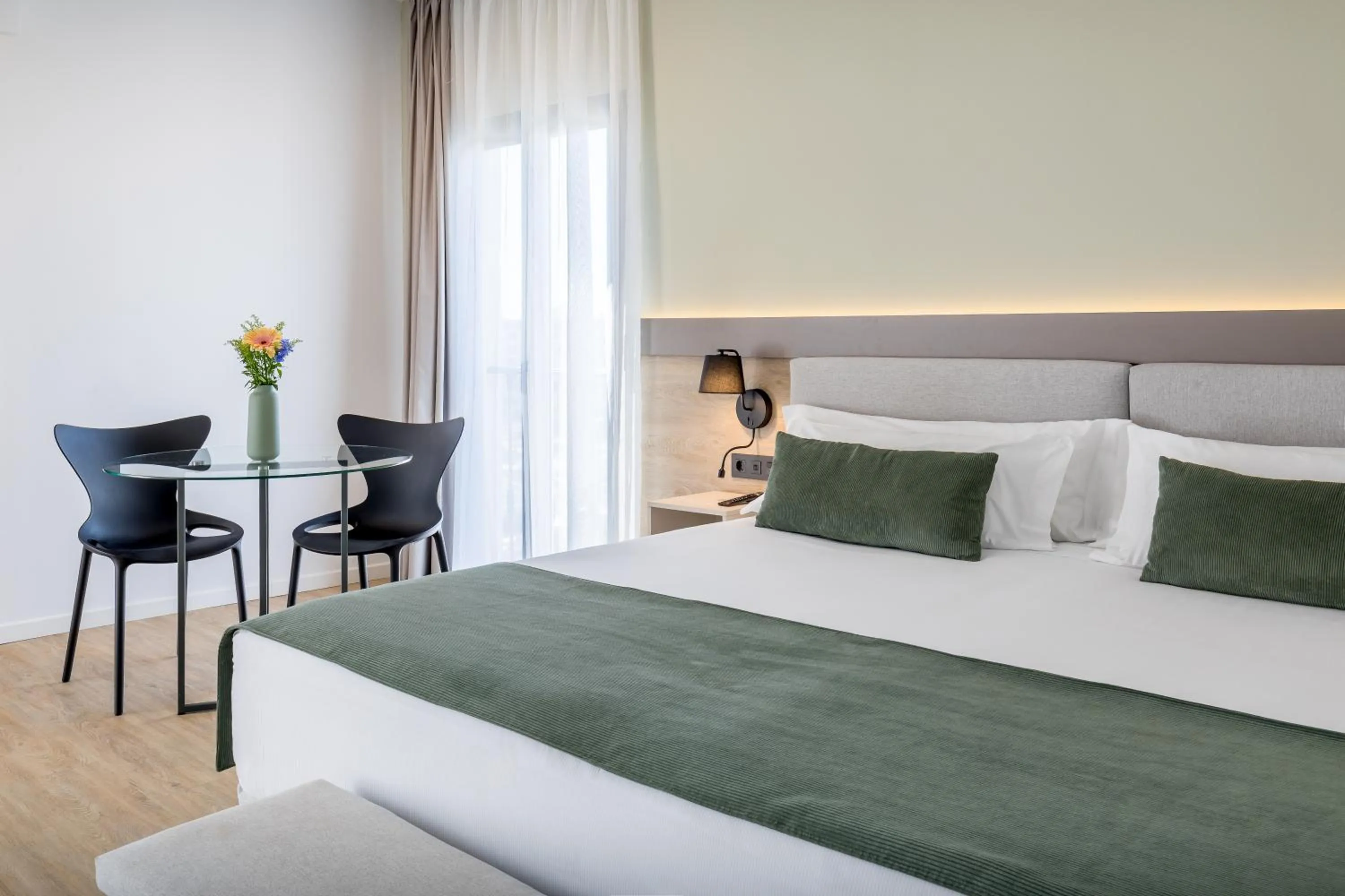 Photo of the whole room, Bed in Occidental Puerto Banús