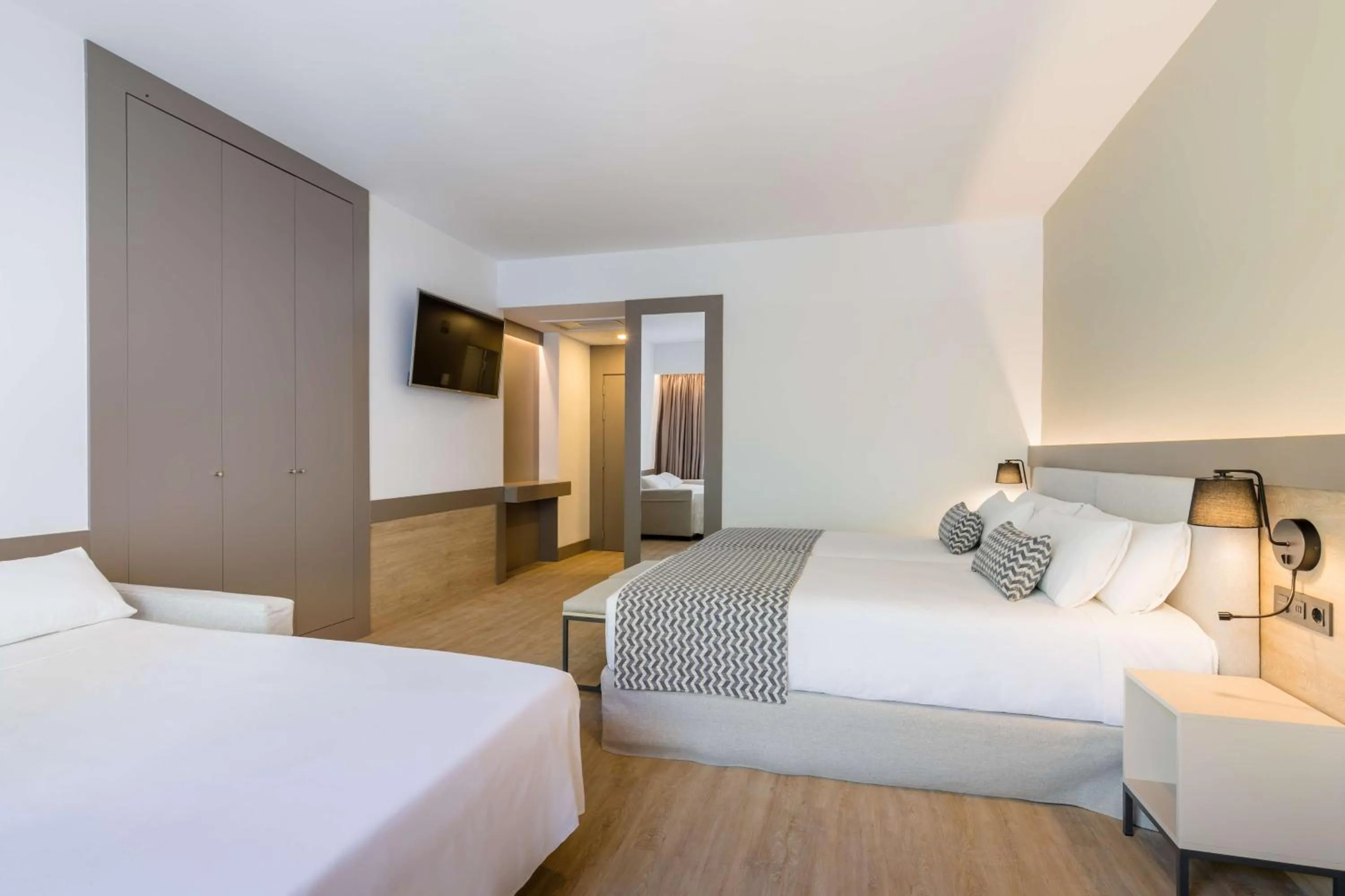 Bedroom, Bed in Occidental Puerto Banús