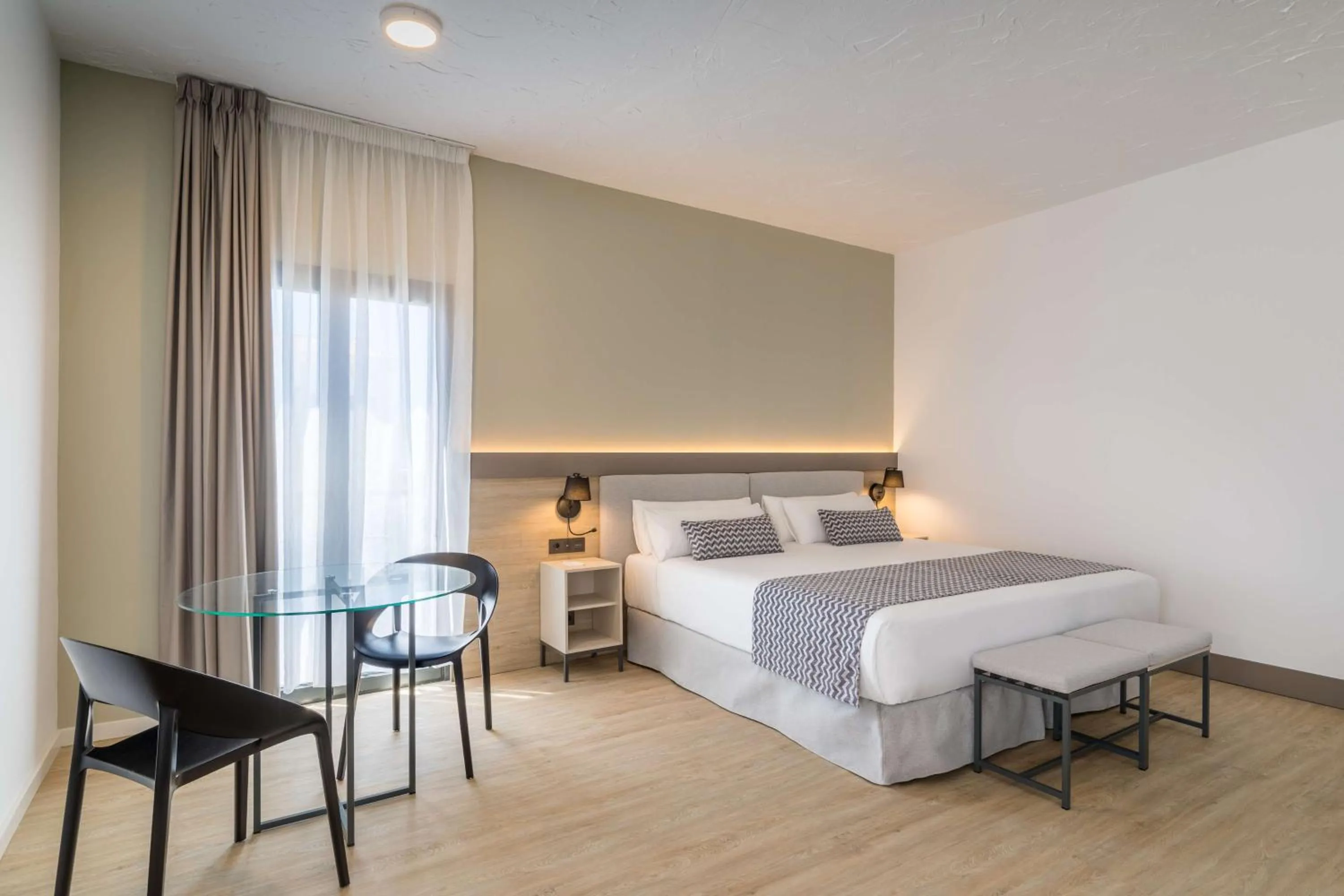 Bedroom, Bed in Occidental Puerto Banús