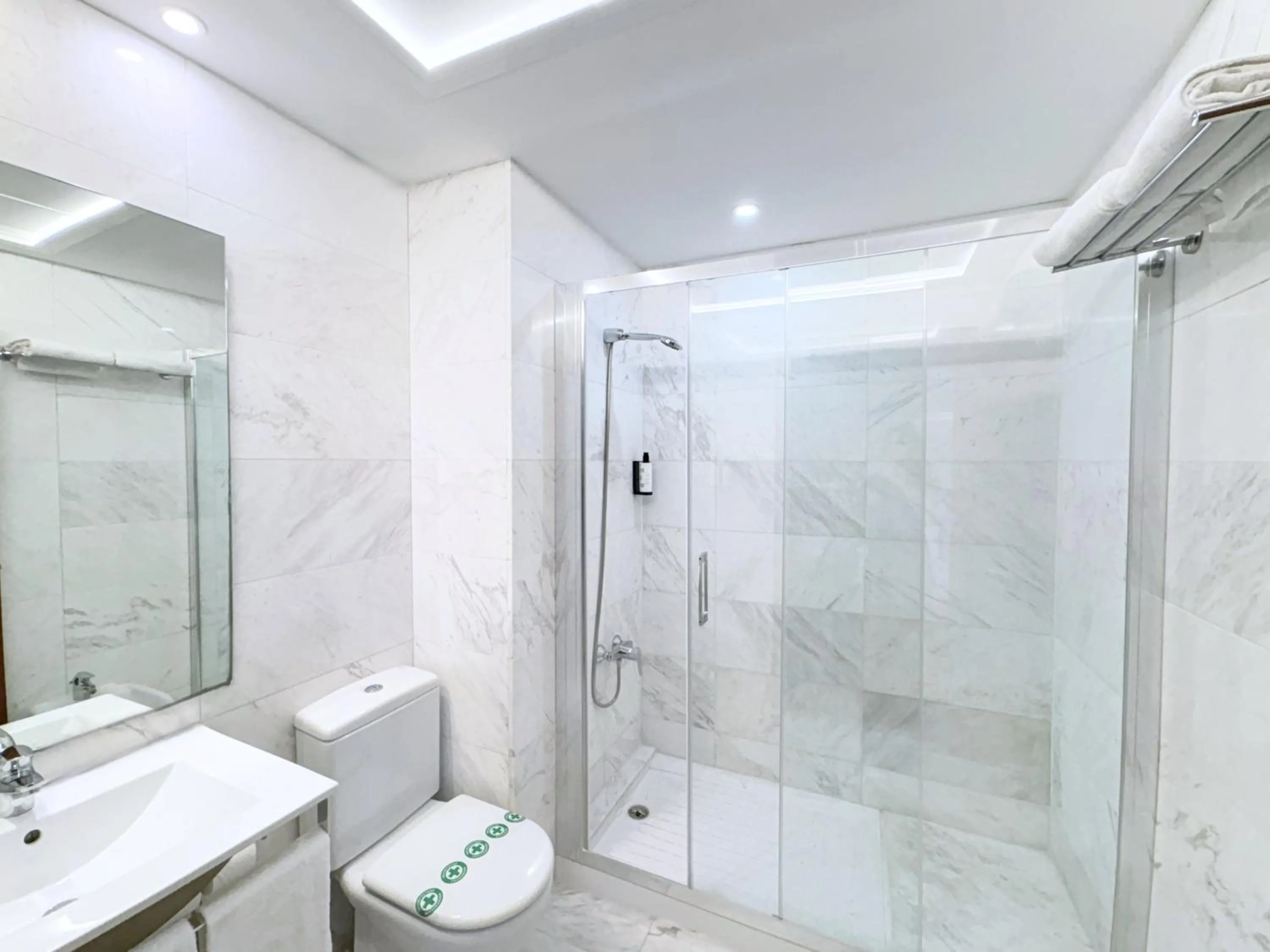 Shower in Eurohotel Barcelona Granvia Fira