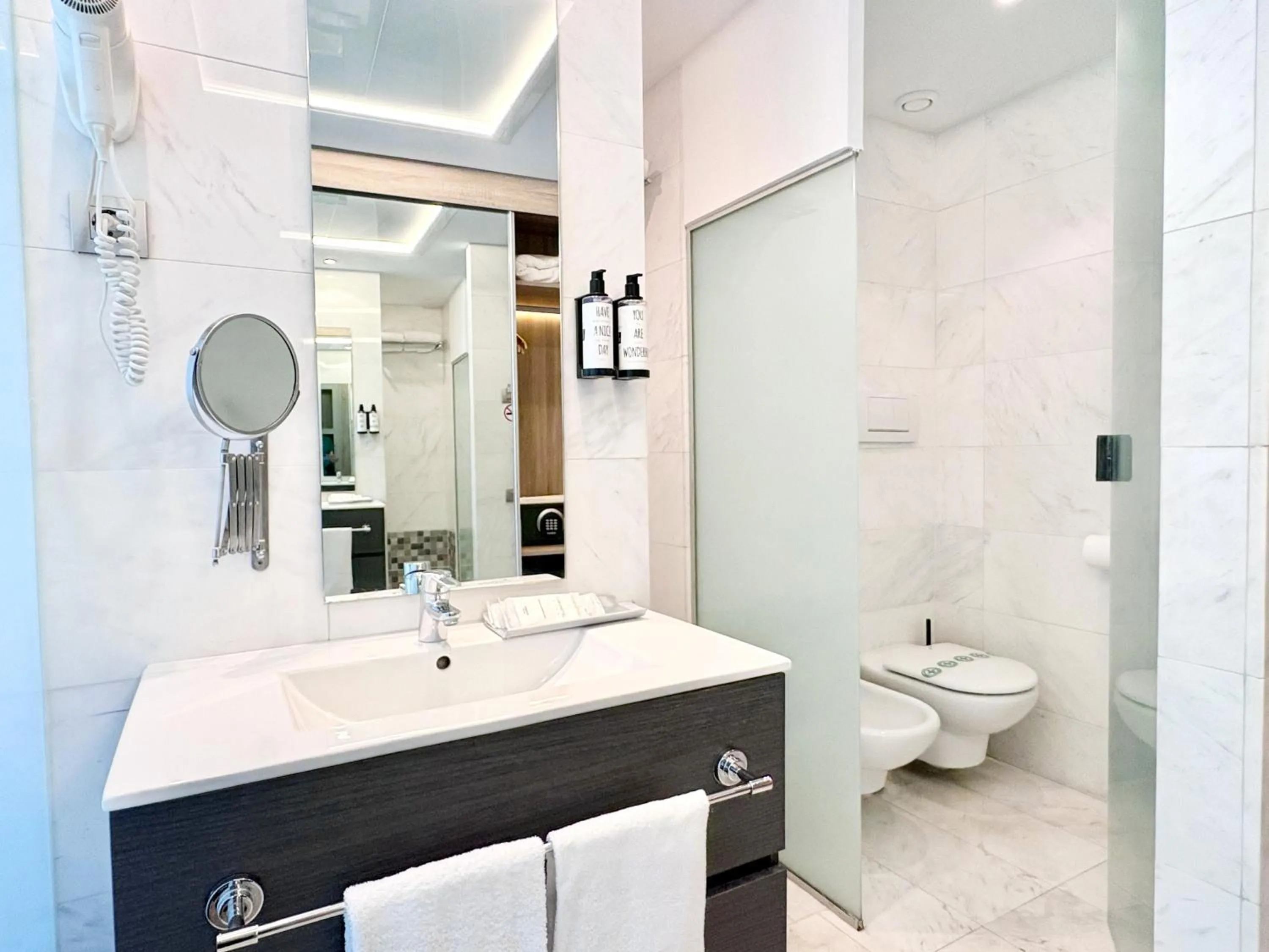 Shower in Eurohotel Barcelona Granvia Fira