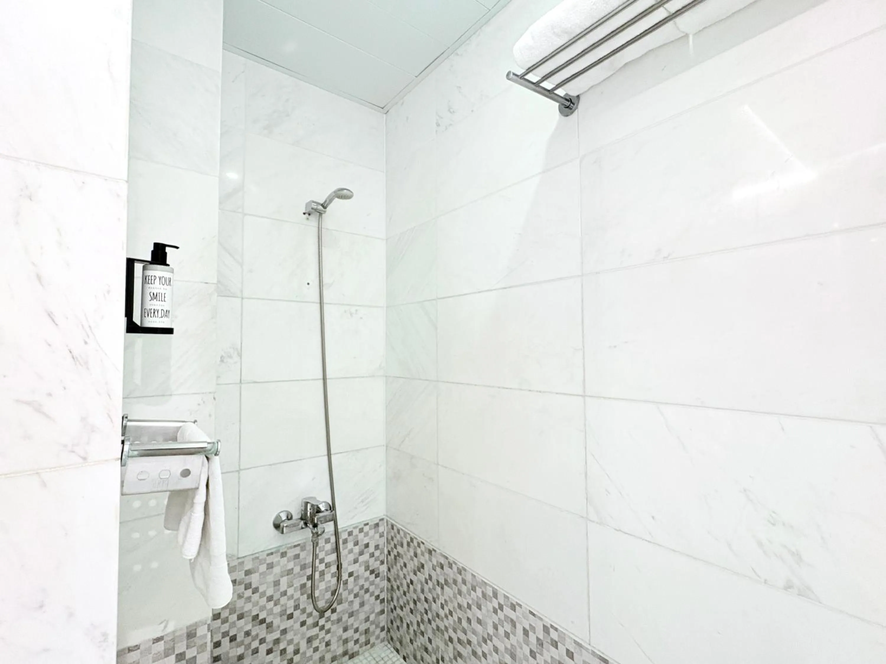 Shower in Eurohotel Barcelona Granvia Fira
