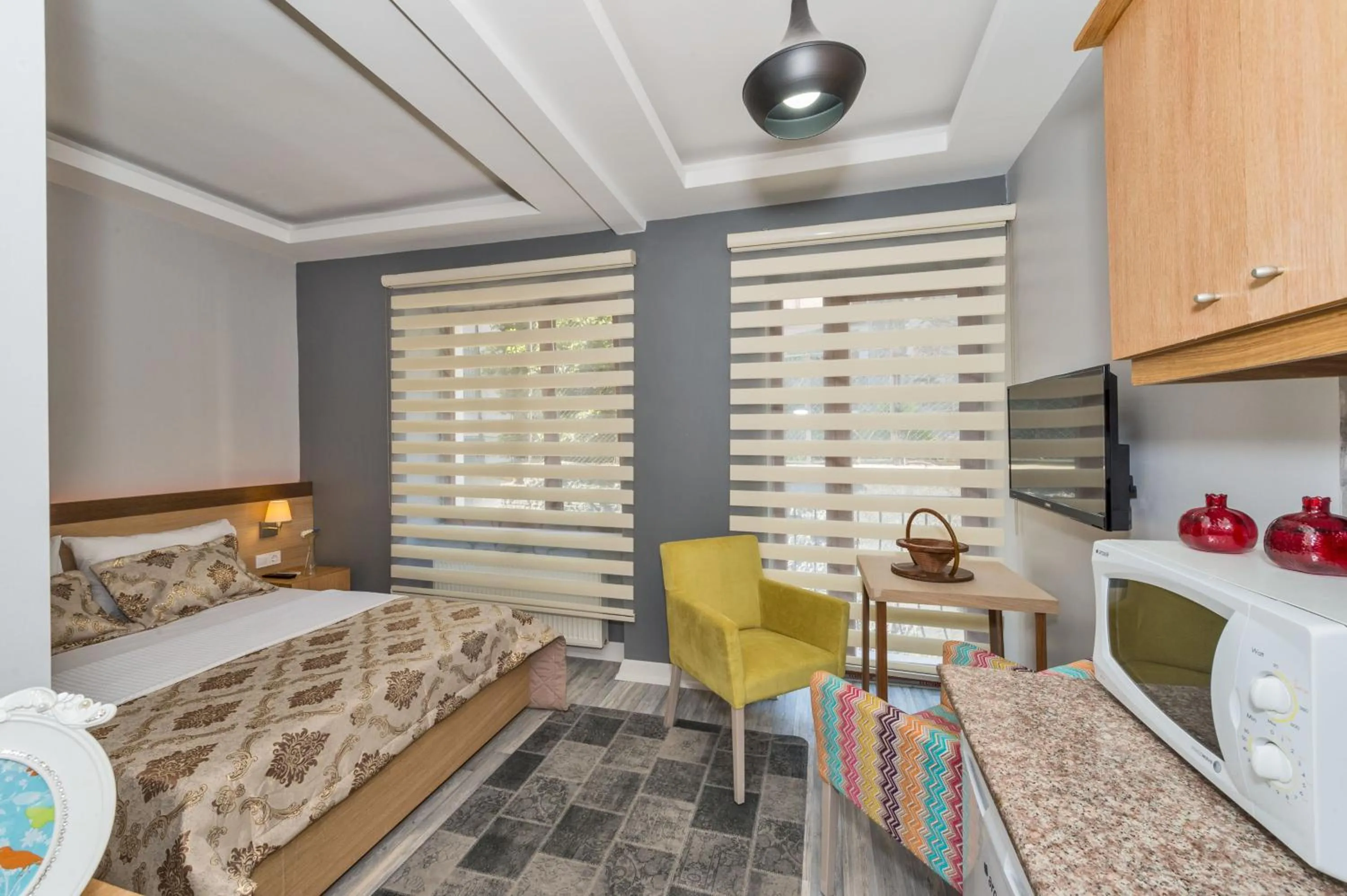 wardrobe, Bed in Cirrus Suites