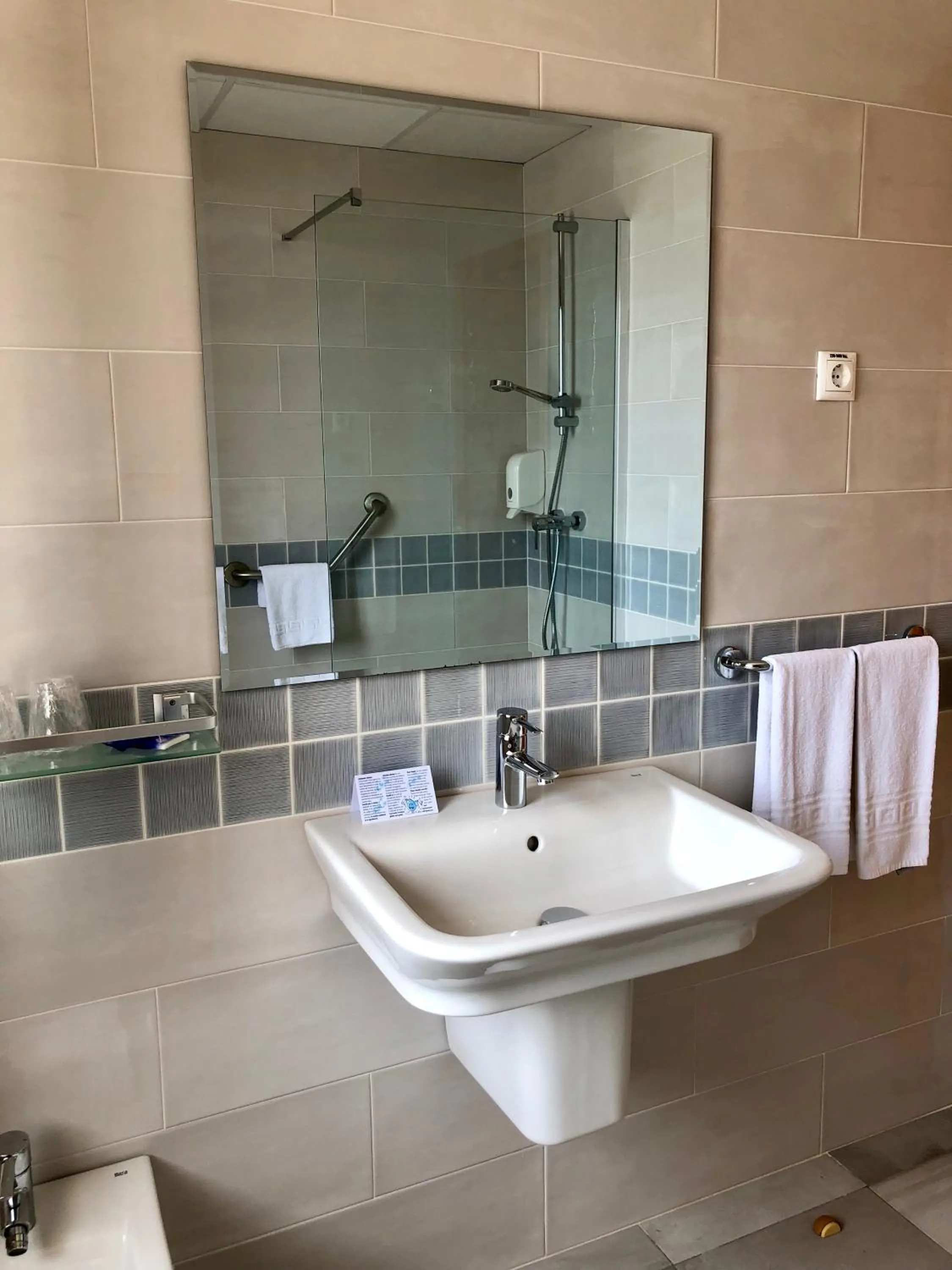 Shower in Hostal San Juan