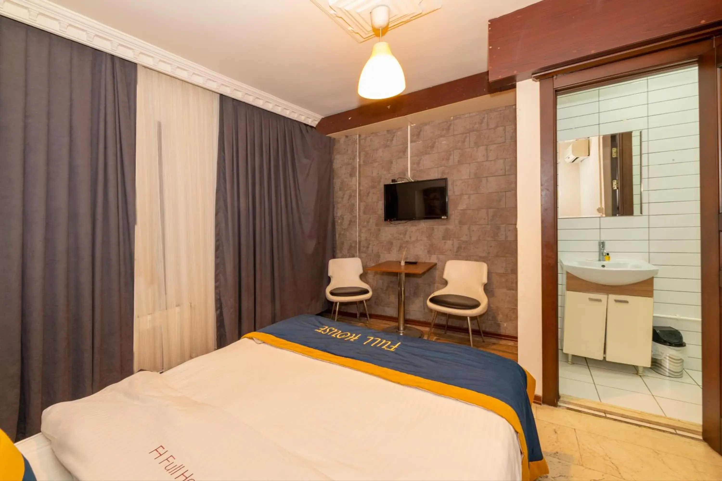 Economy Double Room - single occupancy in GRAND OPERA HOTEL Economy Double Room - single occupancy in GRAND OPERA HOTEL