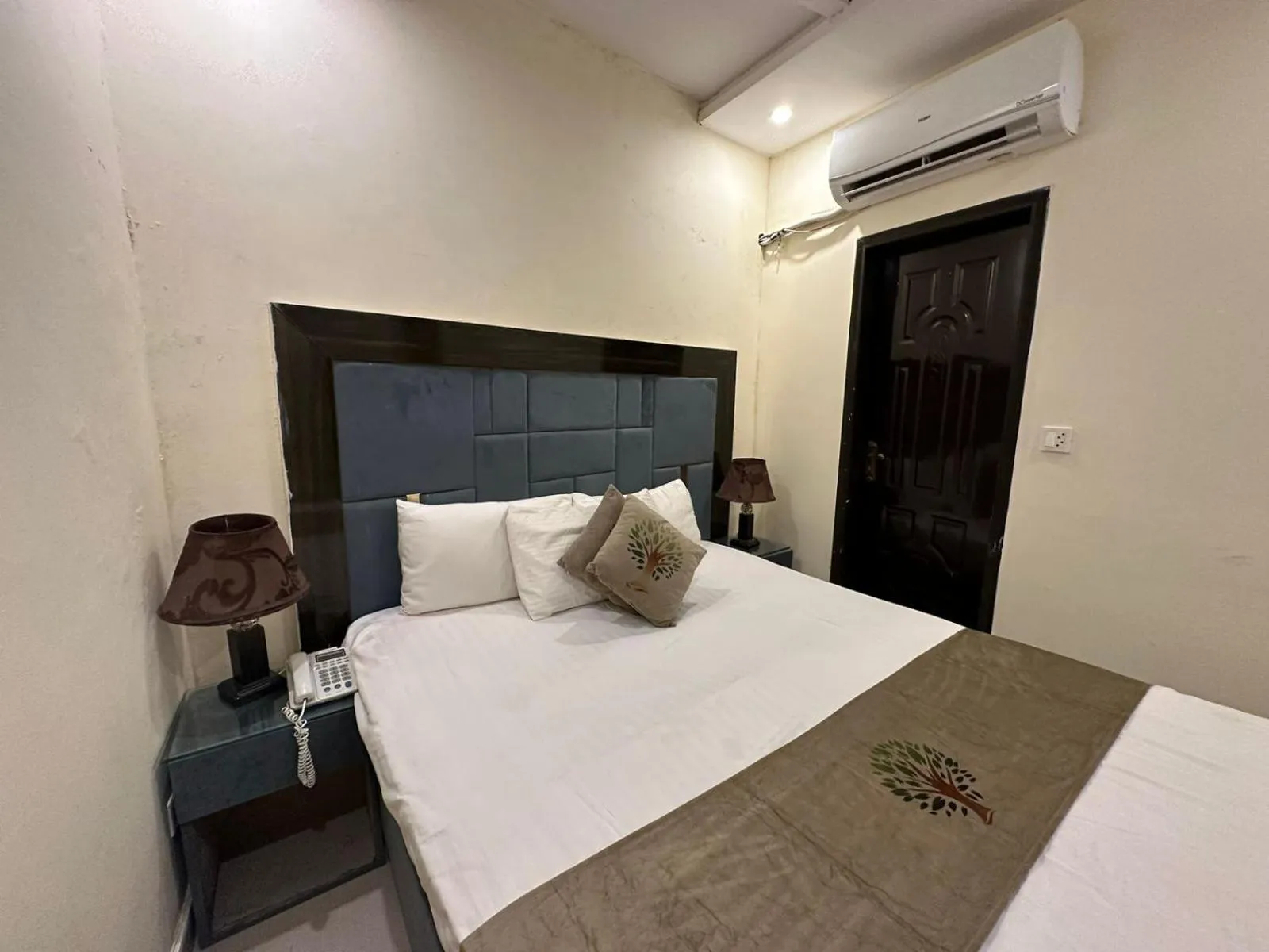 Bedroom, Bed in Hotel Green Fort Gulberg