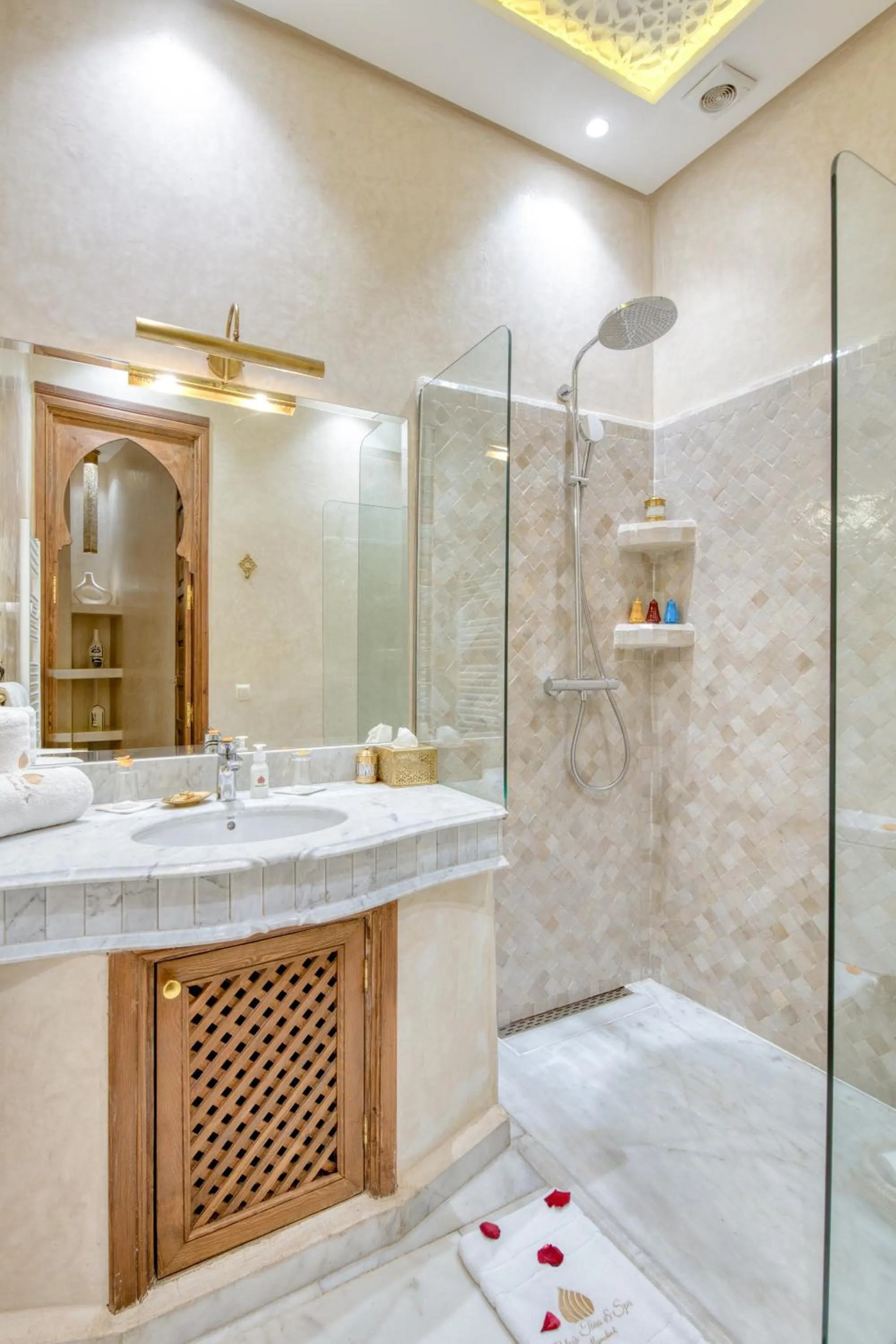 Shower in Palais Tara & Spa