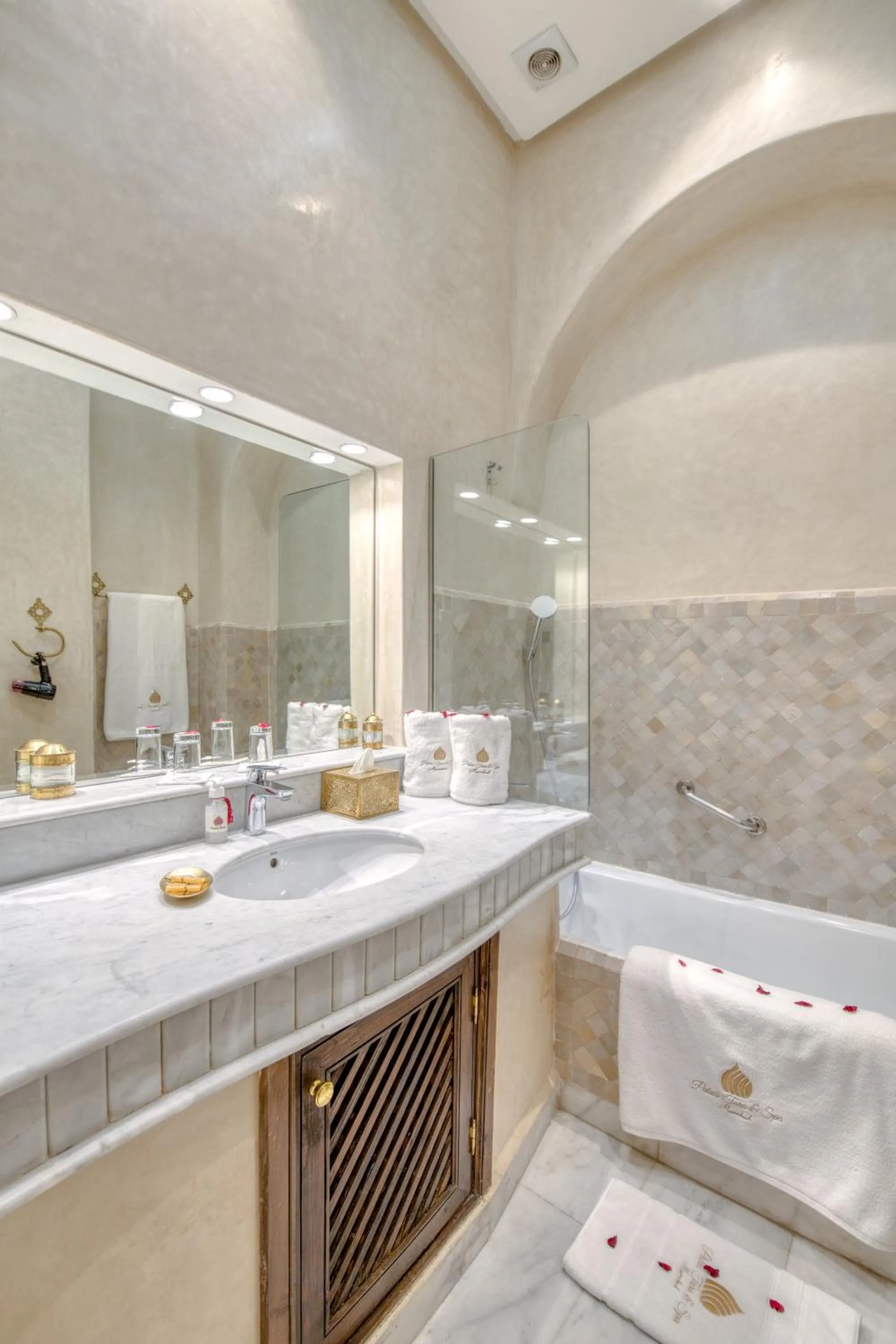 Shower in Palais Tara & Spa