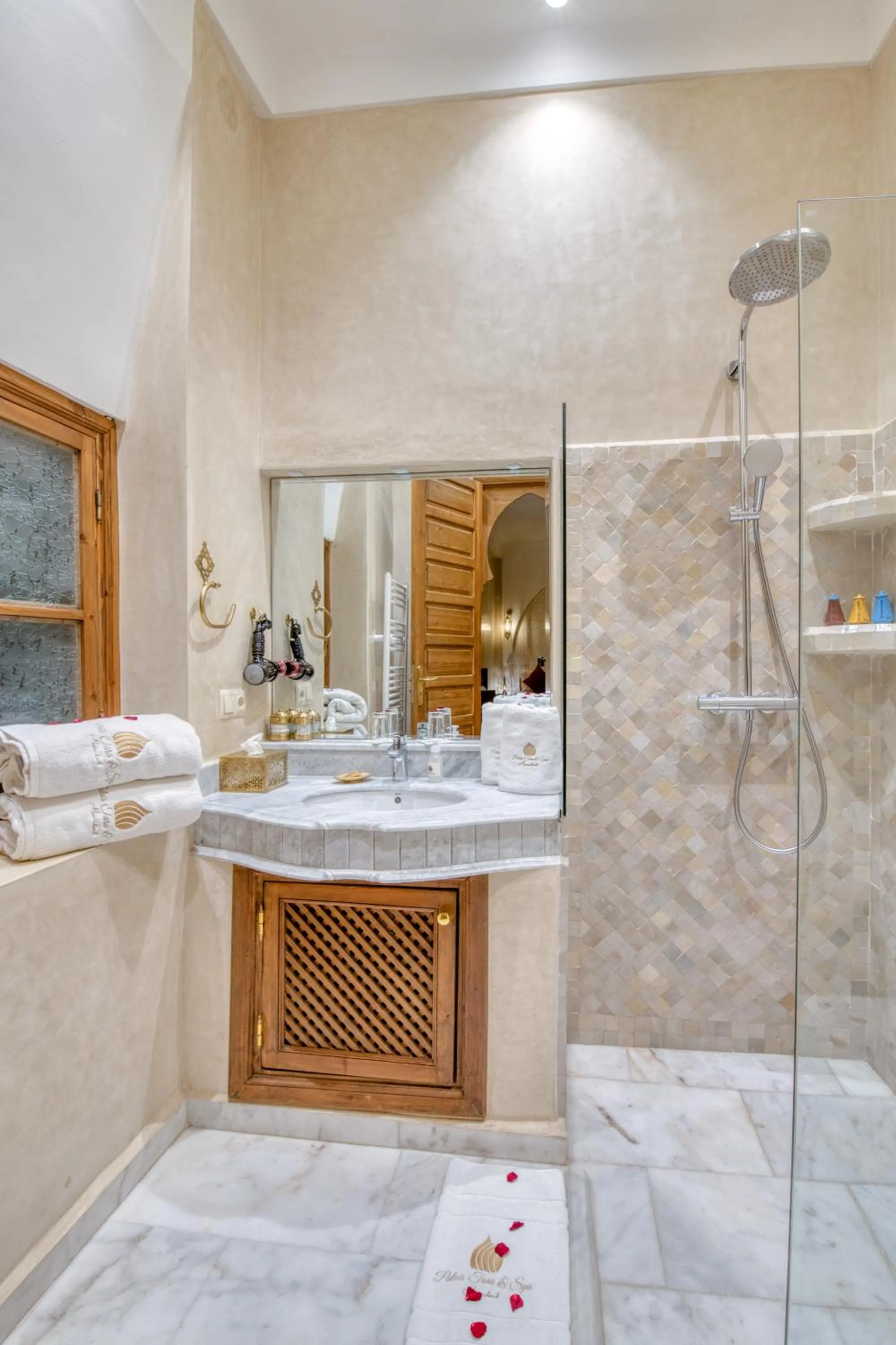 Shower in Palais Tara & Spa